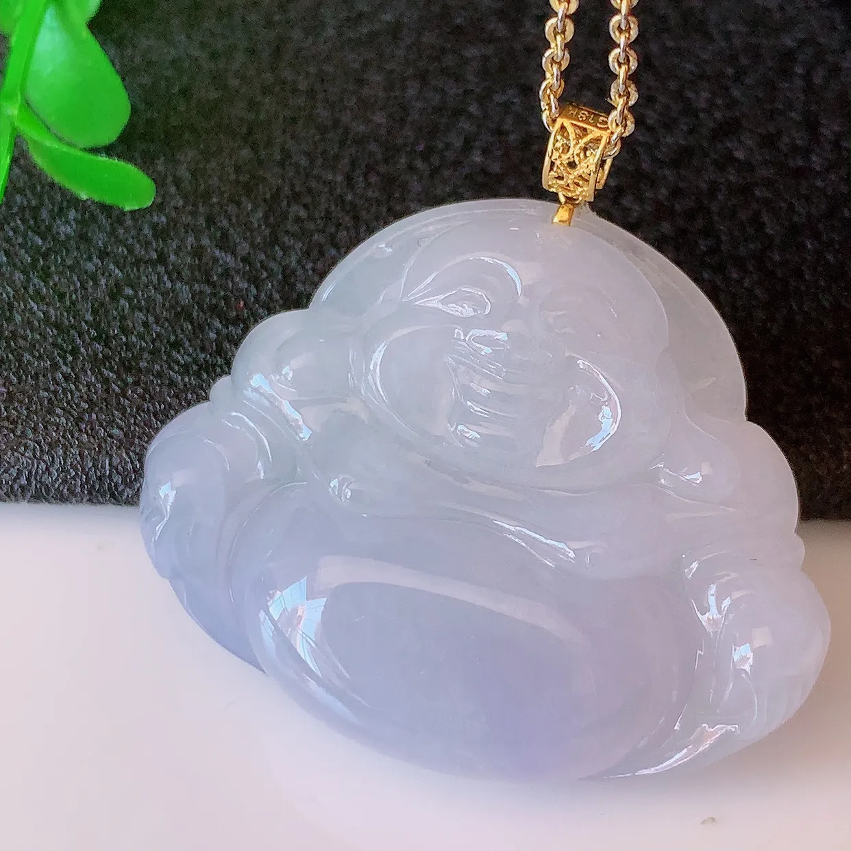 自然光实拍，18K金镶嵌冰紫罗兰翡翠佛公吊坠，饱满， 佛公亦保平安，寓意有福（佛公）相伴，品相佳，配戴优雅迷人！#41.7整体31.5裸石33.5*27*7.5