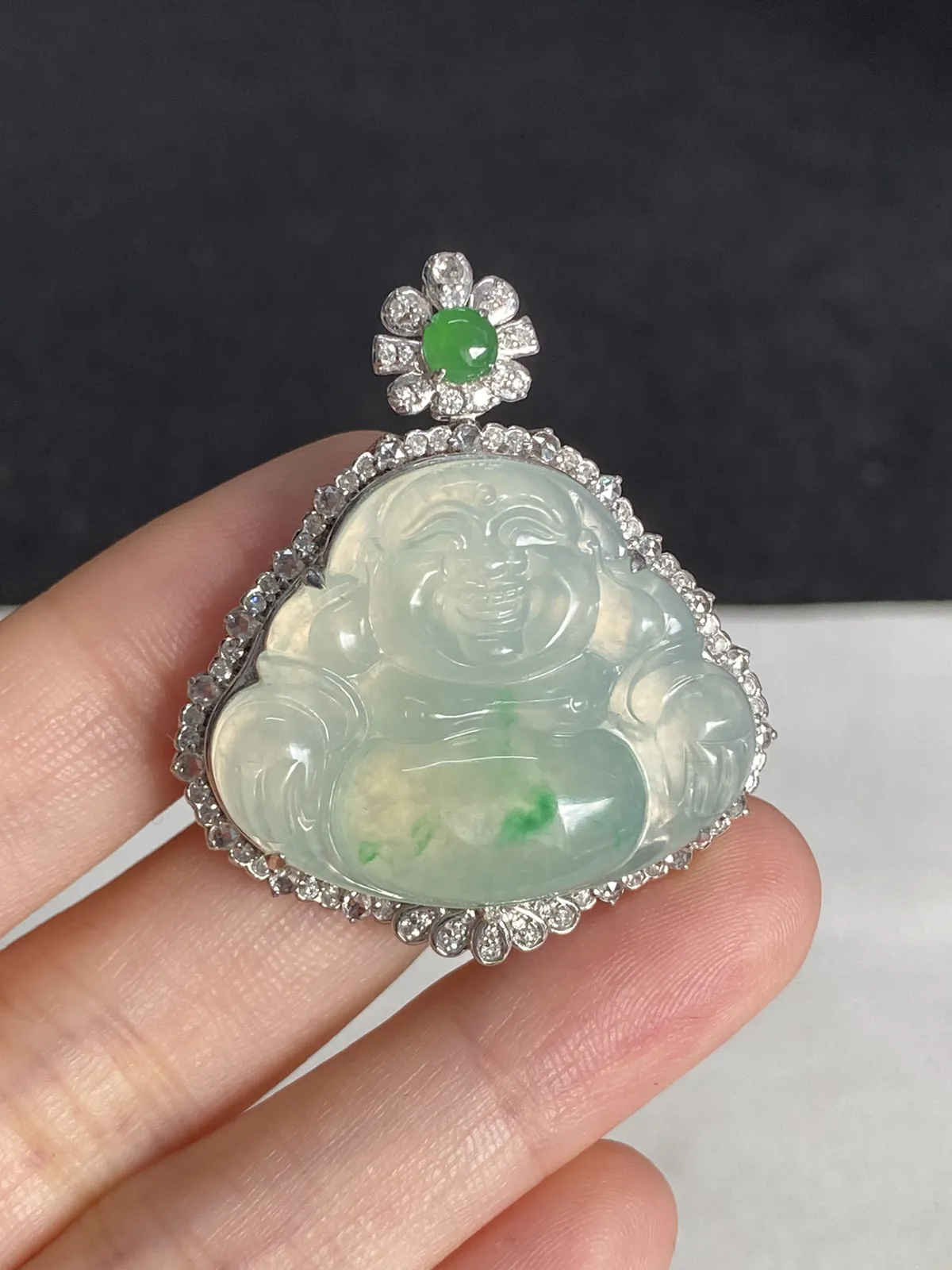 翡翠冰糯种飘绿吊坠，伴钻石