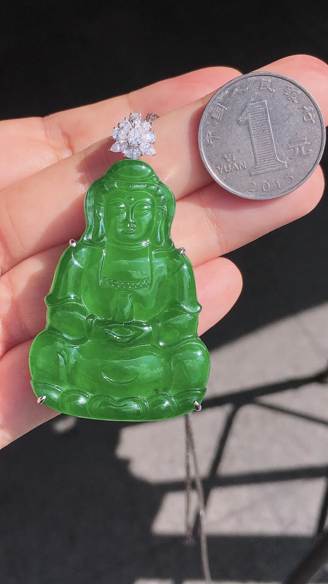 阳绿观音吊坠，色泽均匀艳丽，玉质细腻，荧光感超
强，饱满圆润，尽显优雅气质，18k
金豪华镶嵌