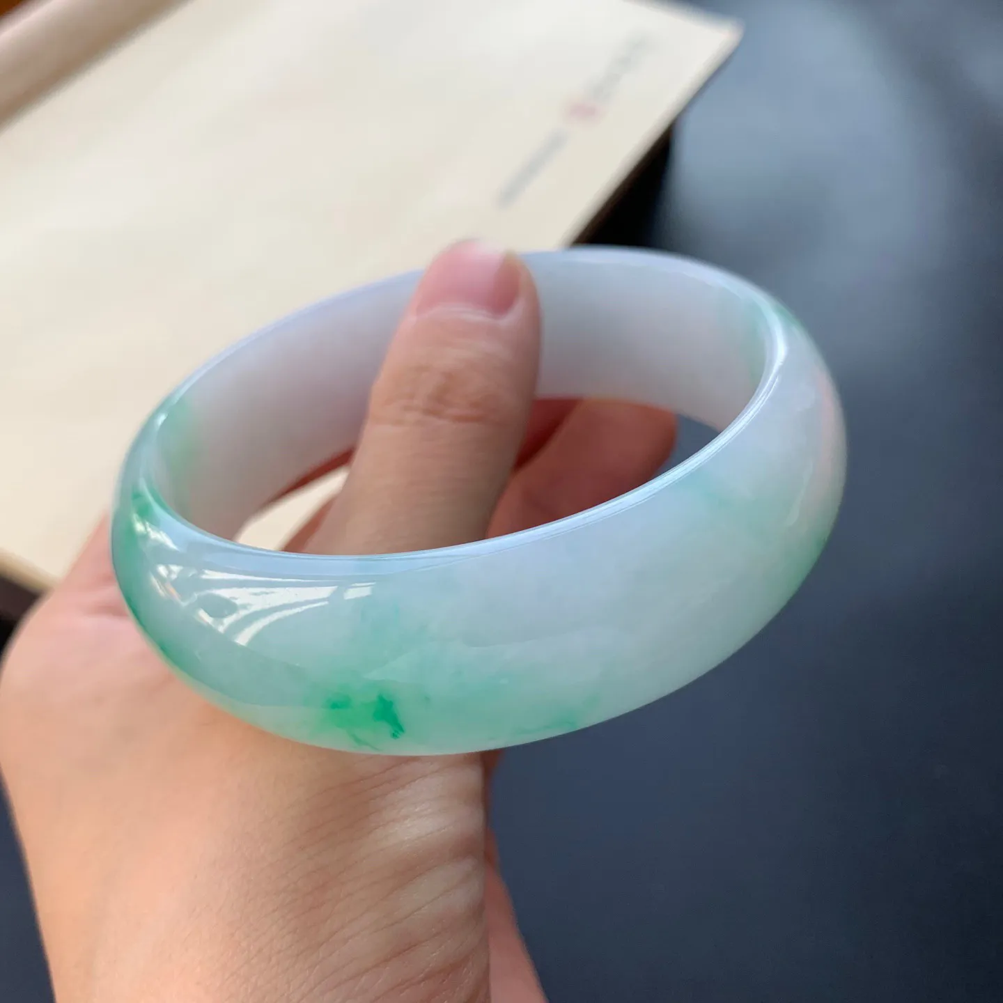 60.6圈口飘绿正圈手镯 尺寸：60.6-20-7.3，无纹裂，水润光滑，色泽靓丽