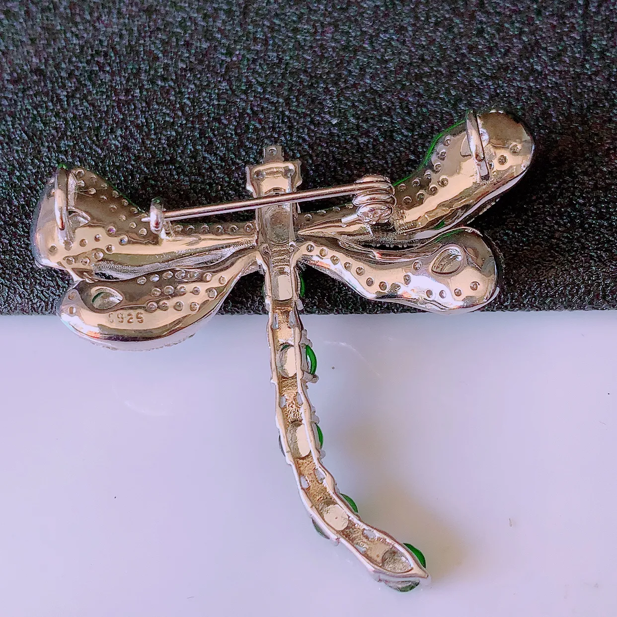 冰透满绿翡翠925银镶嵌蜻蜓胸针，自然光实拍，翠色灵动，颜色漂亮，种老水足，品相佳，佩戴佳品！#97.7整体37.5-42.5*10裸石4*4