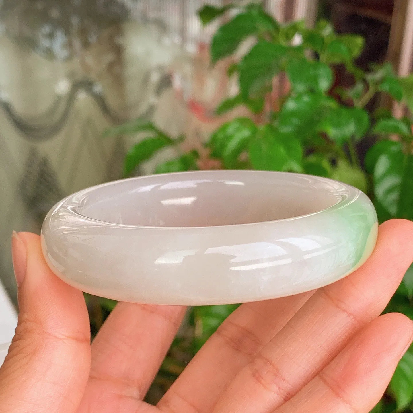 58圈口 和田玉青海翠翠青手镯   58圈口条宽16厚11重87.5克，玉质细腻油润 底色纯净 脂粉好。结构好。品质好！lt251107