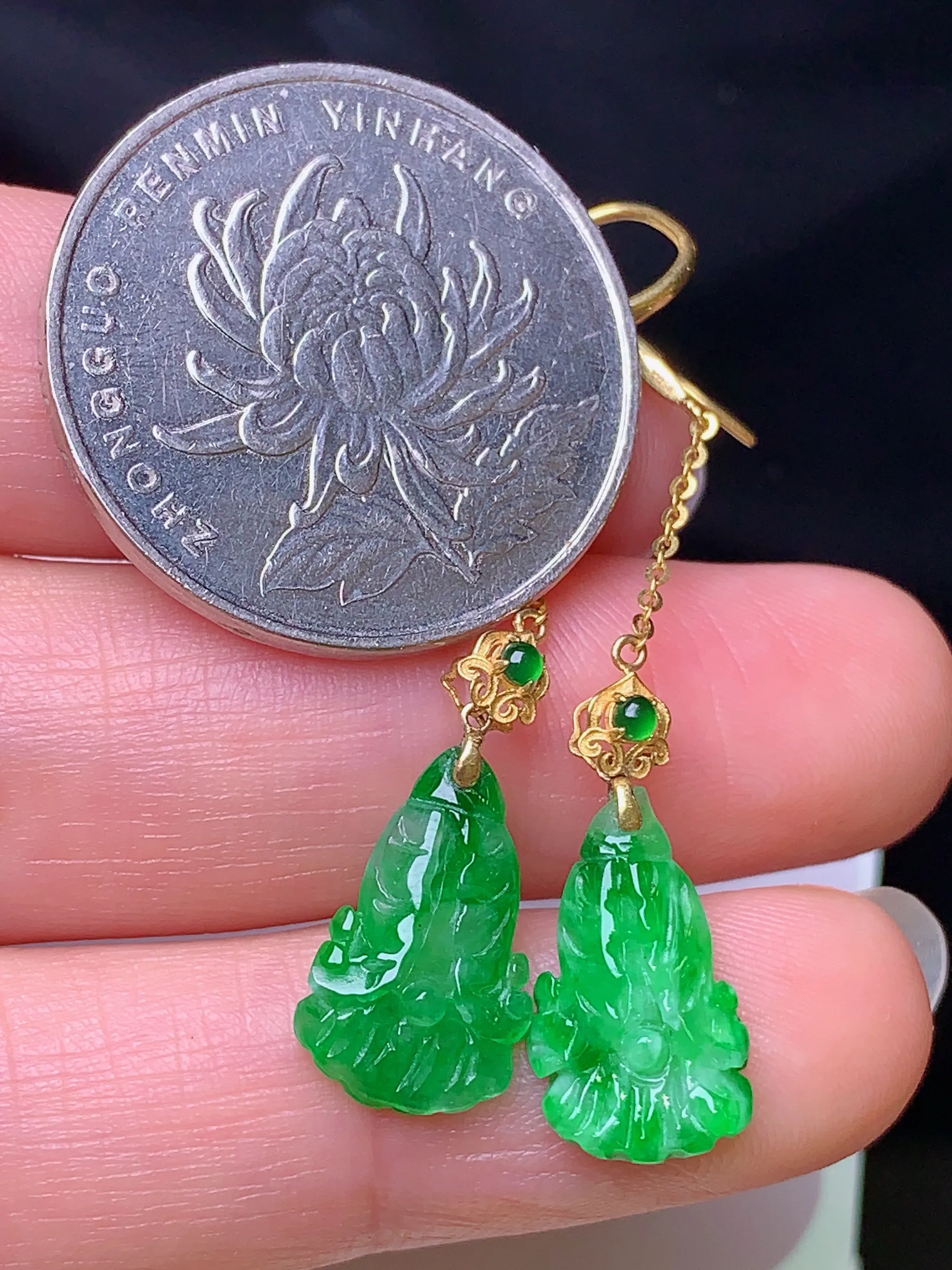 18k金镶嵌翠绿白菜耳坠 玉质细腻 色泽清新艳丽 整体尺寸45.3*8.9*3.3