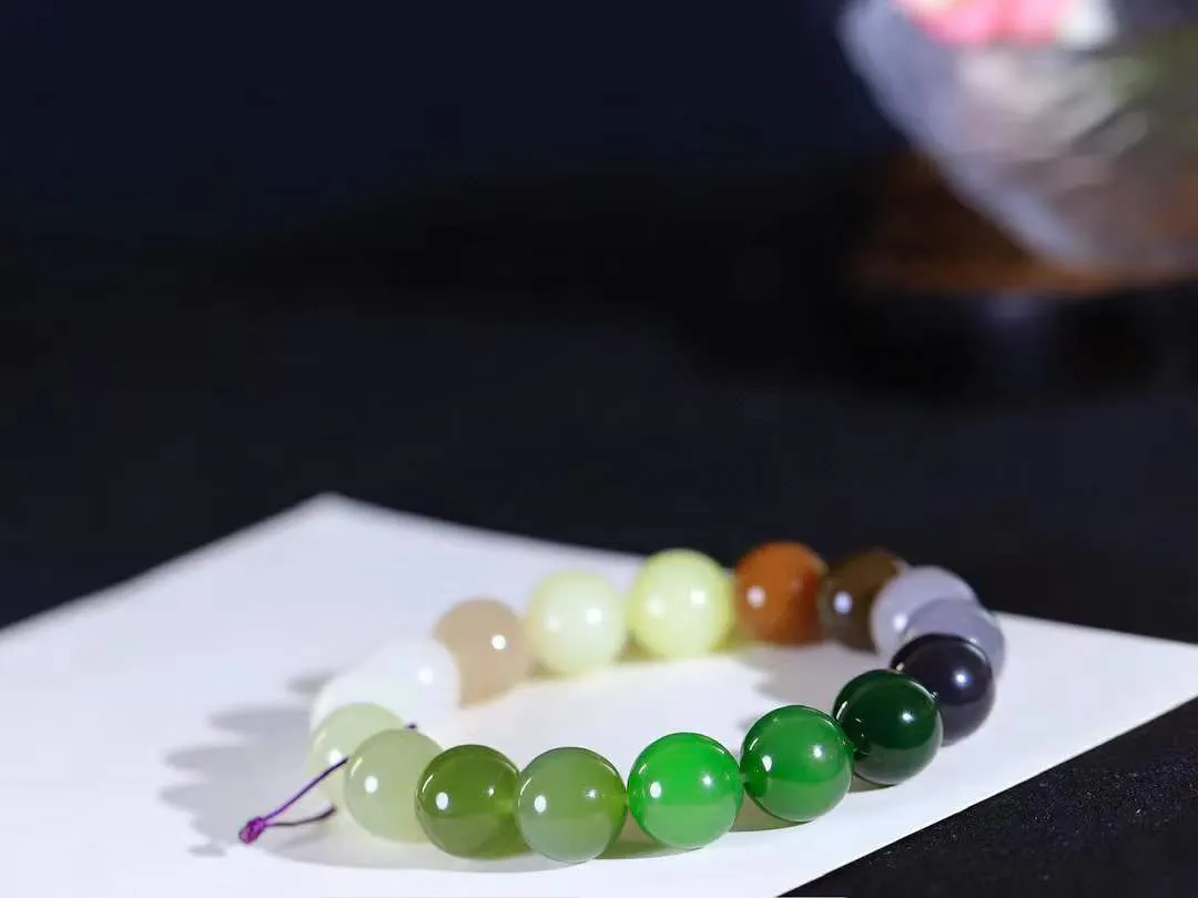 【多宝手串】

货头精选 和田玉多宝圆珠手串，每一颗玉石都凝聚自然的灵气与岁月的沉淀，寓意福禄寿喜，