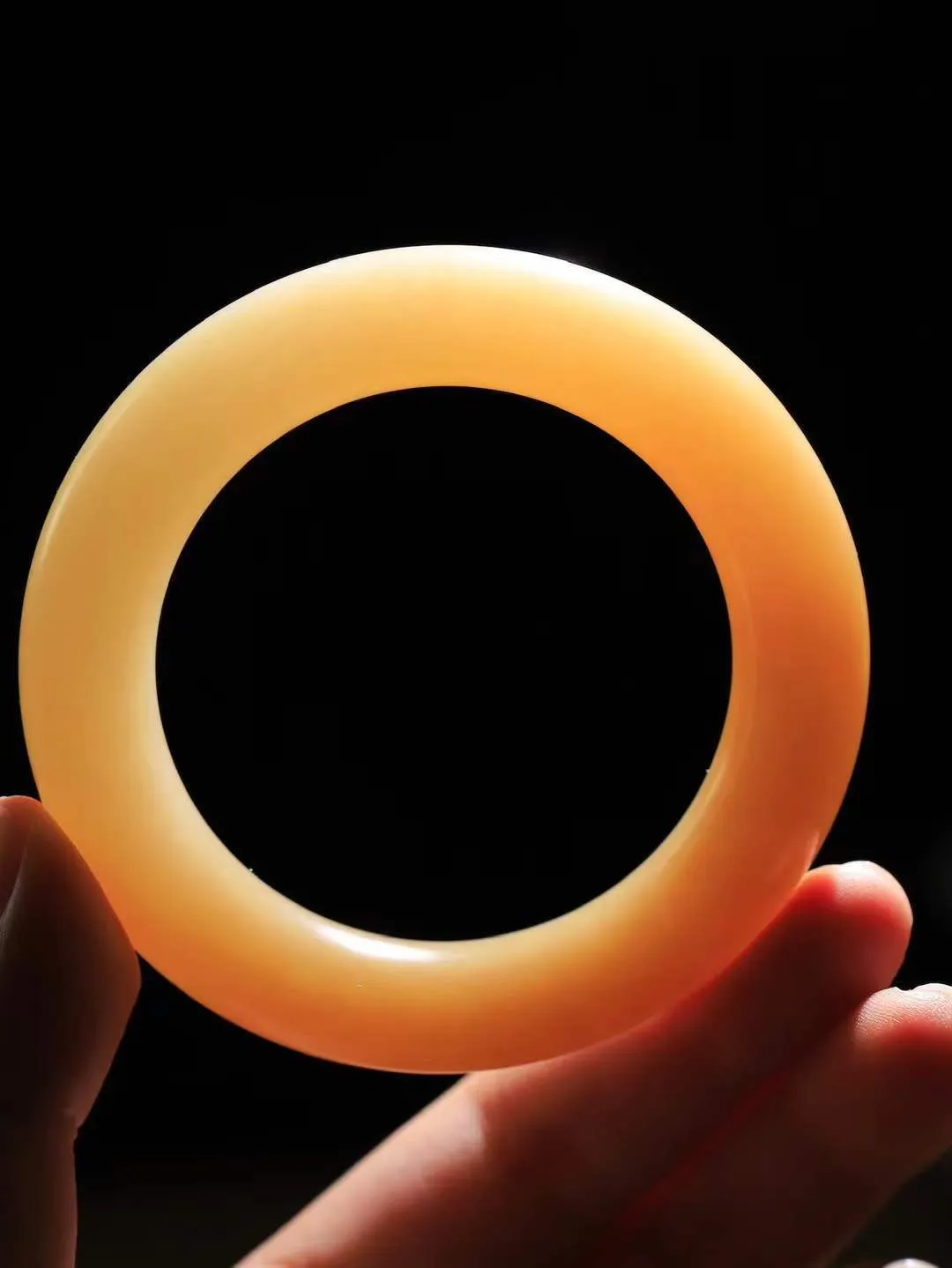 【玉佳人·手镯】

精品和田玉糖白玉圆条手镯 ，玉质细腻油润，做工细致精美，端庄素雅，亭亭玉立，芊芊素手。芊芊素手，怎能忘镯？秀美圆条，更显婀娜。内径54.5mm 尺寸13.3-12.7mm重85.2克 69110884T