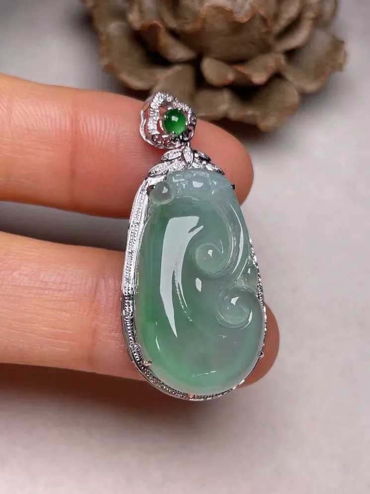 冰种飘绿如意吊坠、真金真钻镶嵌，种水好，玉质细腻 .裸石尺寸 25.9*15.0