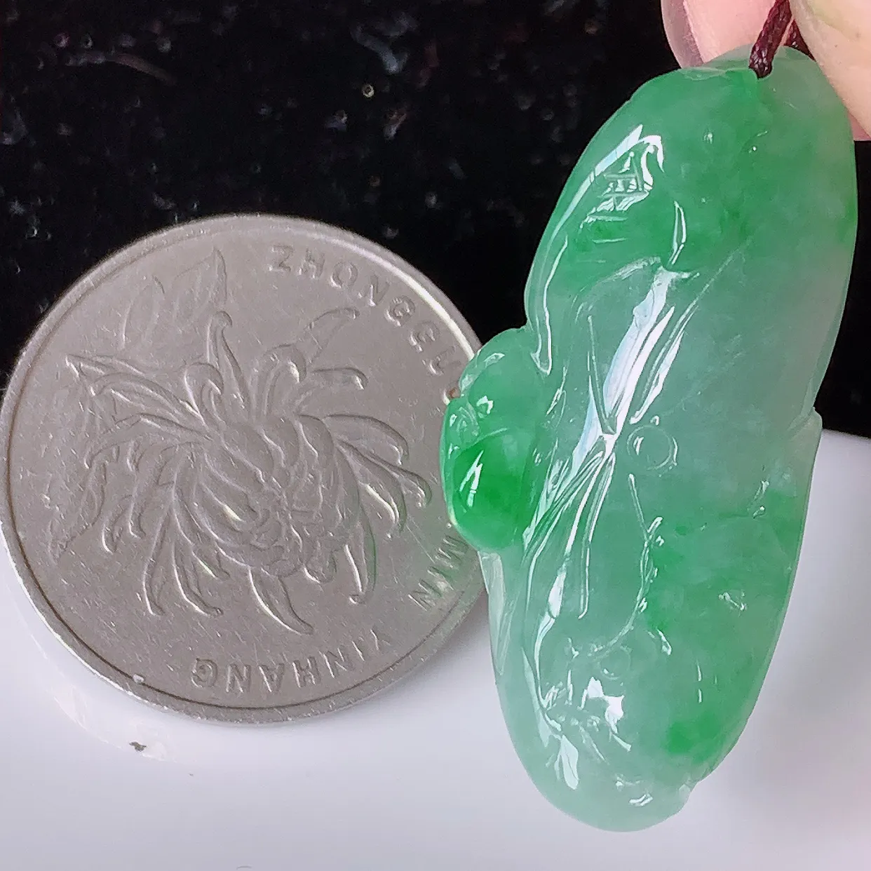 自然光实拍，冰润飘绿翡翠荷叶鱼、和和美美玉坠，财源广进，自然隐逸、荷本是素不着尘之物，有和美之寓意。#05.7