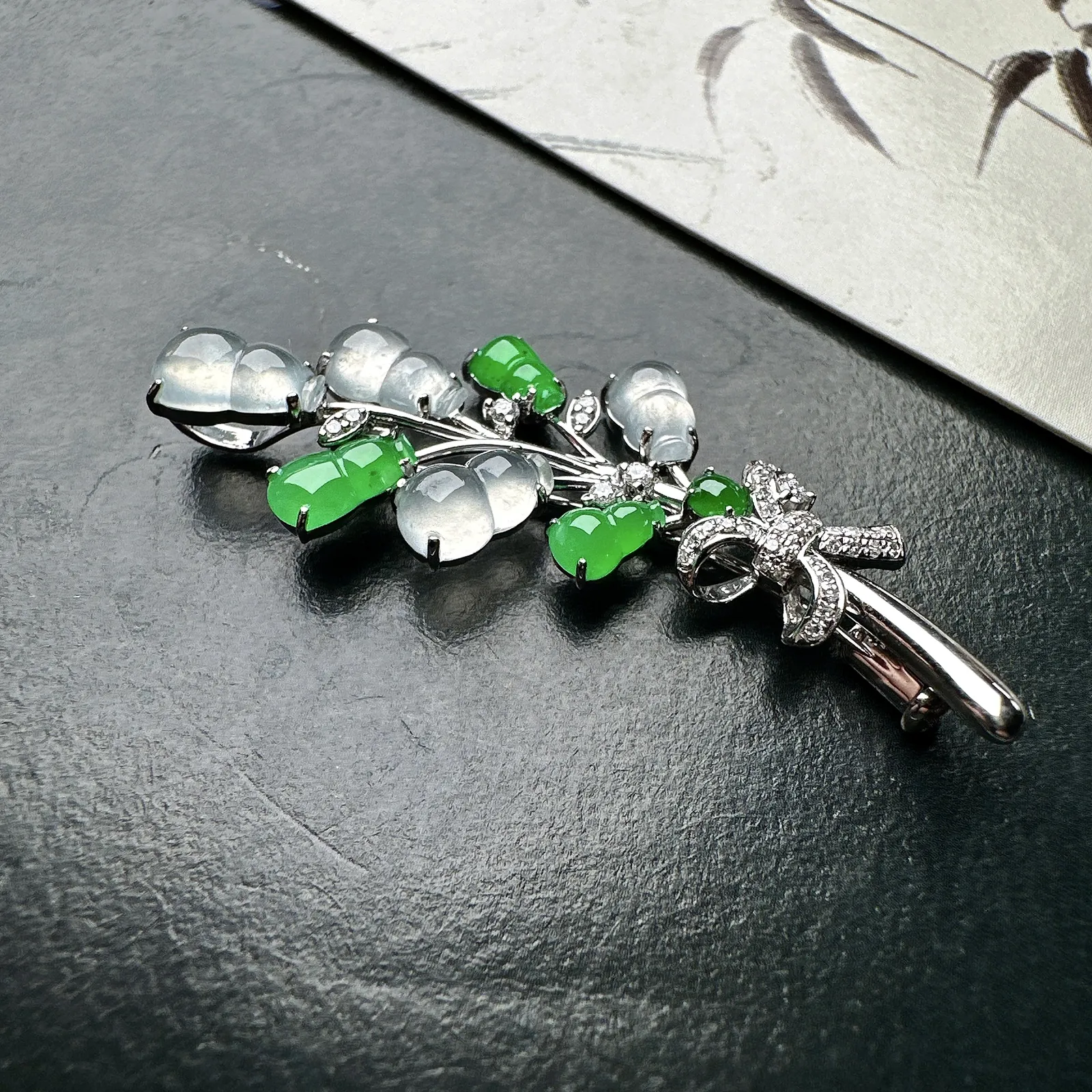 【冰种满绿葫芦、白冰葫芦镶嵌】一鸣惊人，胸针、吊坠两用款，质地非常细腻，通透度很好，18k金钻镶嵌，