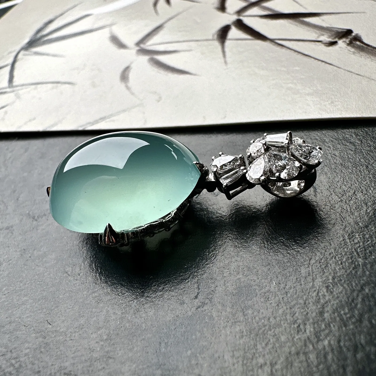 【冰种天空蓝蛋面吊坠】种地上乘，冰感十足，通透起光，饱满圆润，18k金钻镶嵌，裸石尺寸19.1*16.2*10毫米。