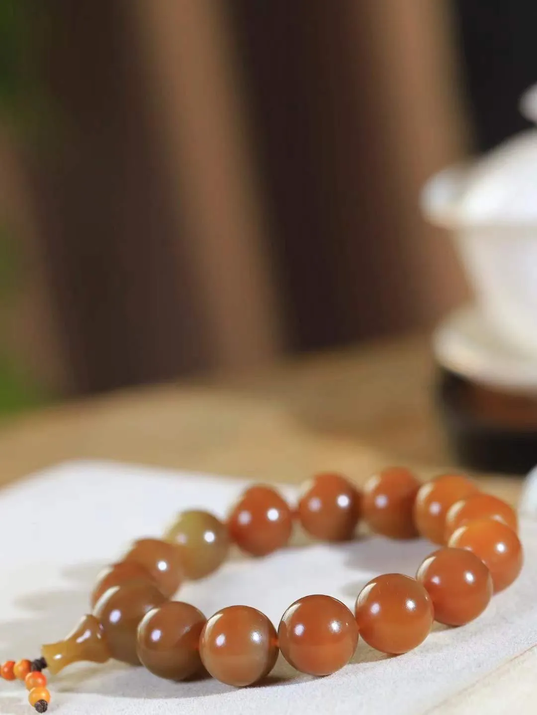 【珠圆玉润.手串】

精品和田玉糖玉珠圆玉润手串 玉质温润细腻  整串打磨圆润，佩戴舒适。珠珠落玉盘，间关莺语花底滑，一生美好时光，无论身在何处，都有它相伴相守。事事顺遂，幸福美满，吉祥如意。重80.9克   尺寸取一14.9mm   FDL-69115800