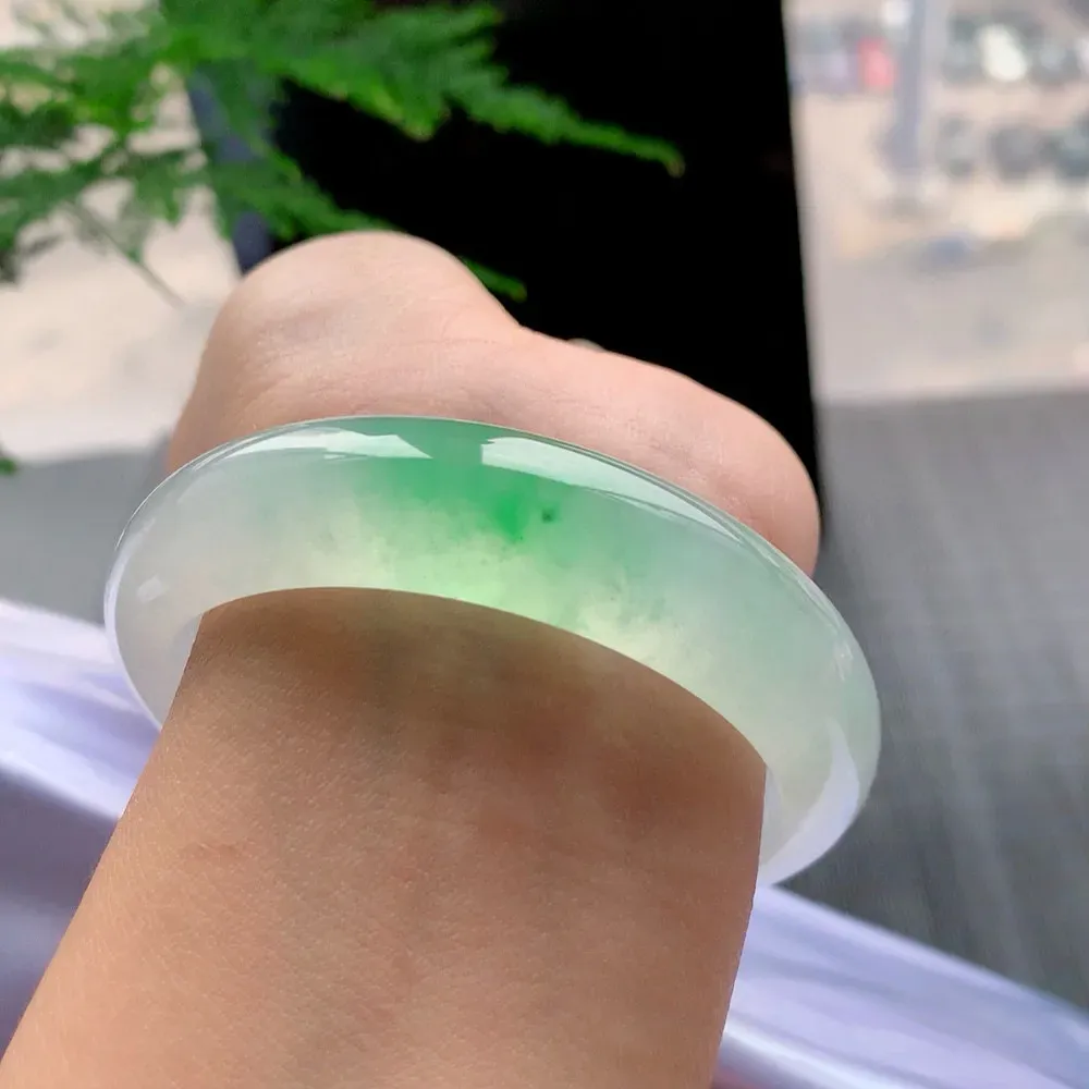 正圈冰玻阳绿 无瑕 尺寸:57.2/14.8/8.3 种色俱佳