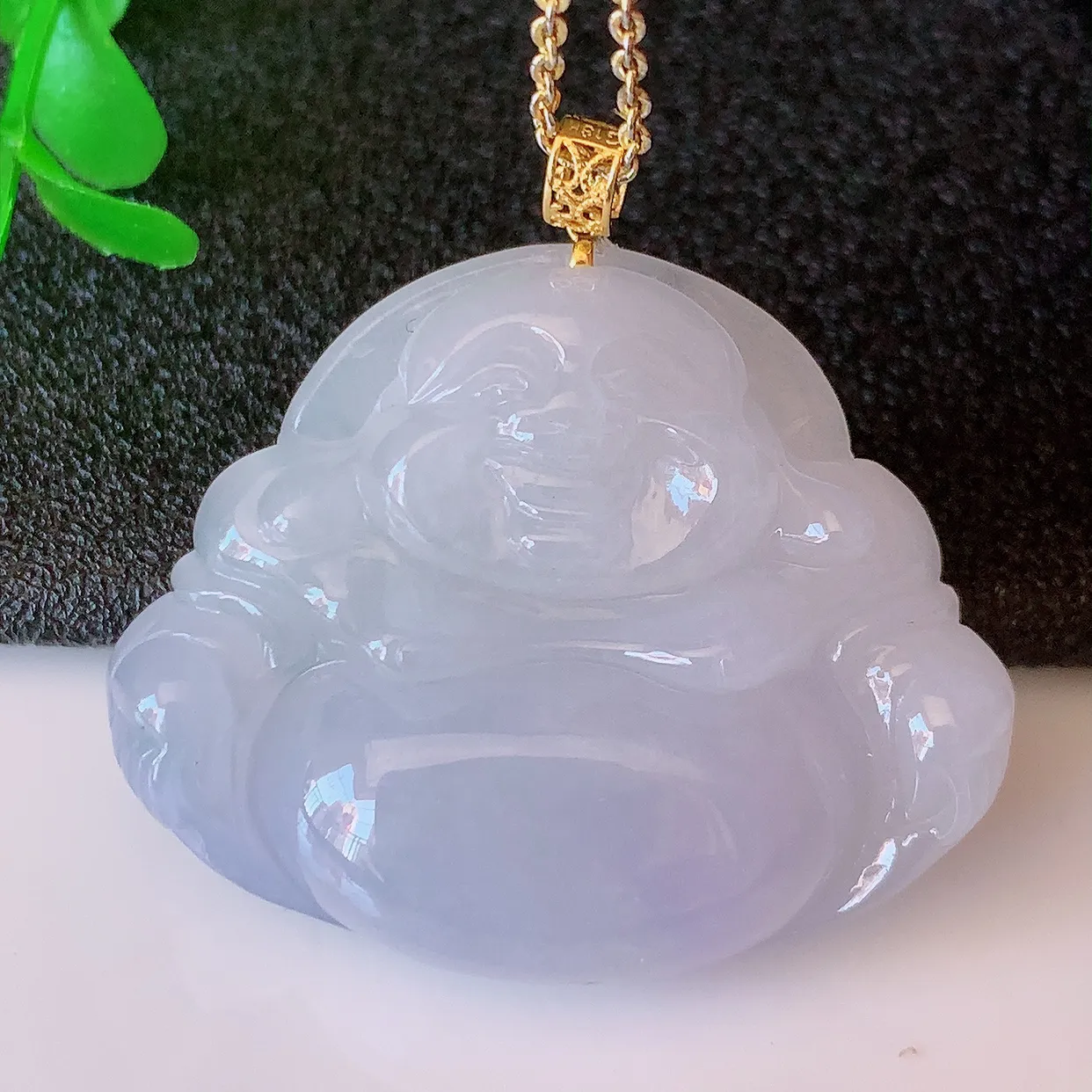 自然光实拍，18K金镶嵌冰紫罗兰翡翠佛公吊坠，饱满， 佛公亦保平安，寓意有福（佛公）相伴，品相佳，配戴优雅迷人！#41.7整体31.5裸石33.5*27*7.5