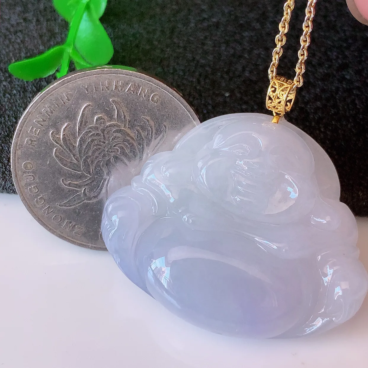 自然光实拍，18K金镶嵌冰紫罗兰翡翠佛公吊坠，饱满， 佛公亦保平安，寓意有福（佛公）相伴，品相佳，配戴优雅迷人！#41.7整体31.5裸石33.5*27*7.5