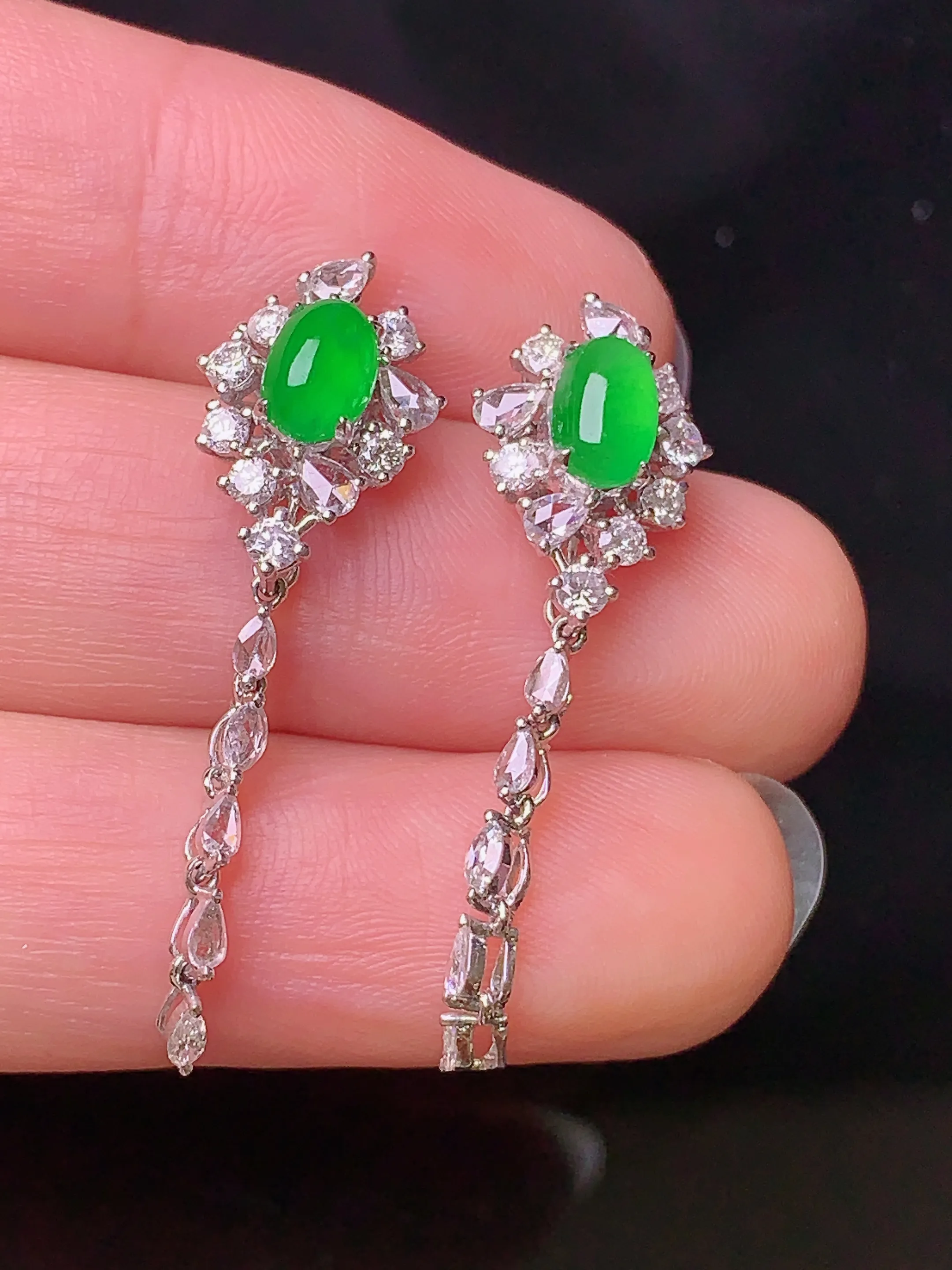 18k金钻镶嵌满绿蛋面耳坠 玉质细腻 色泽清新艳丽 整体尺寸32.5*9.8*7