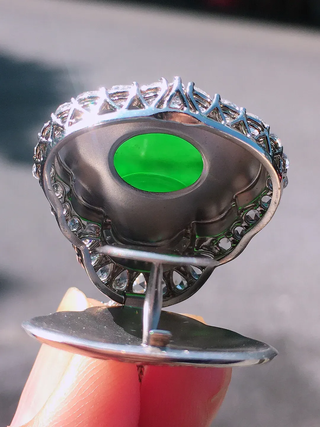 阳绿佛公吊坠，色泽均匀艳丽，玉质细腻，荧光感超
强，饱满圆润，尽显优雅气质，18k
金豪华镶嵌