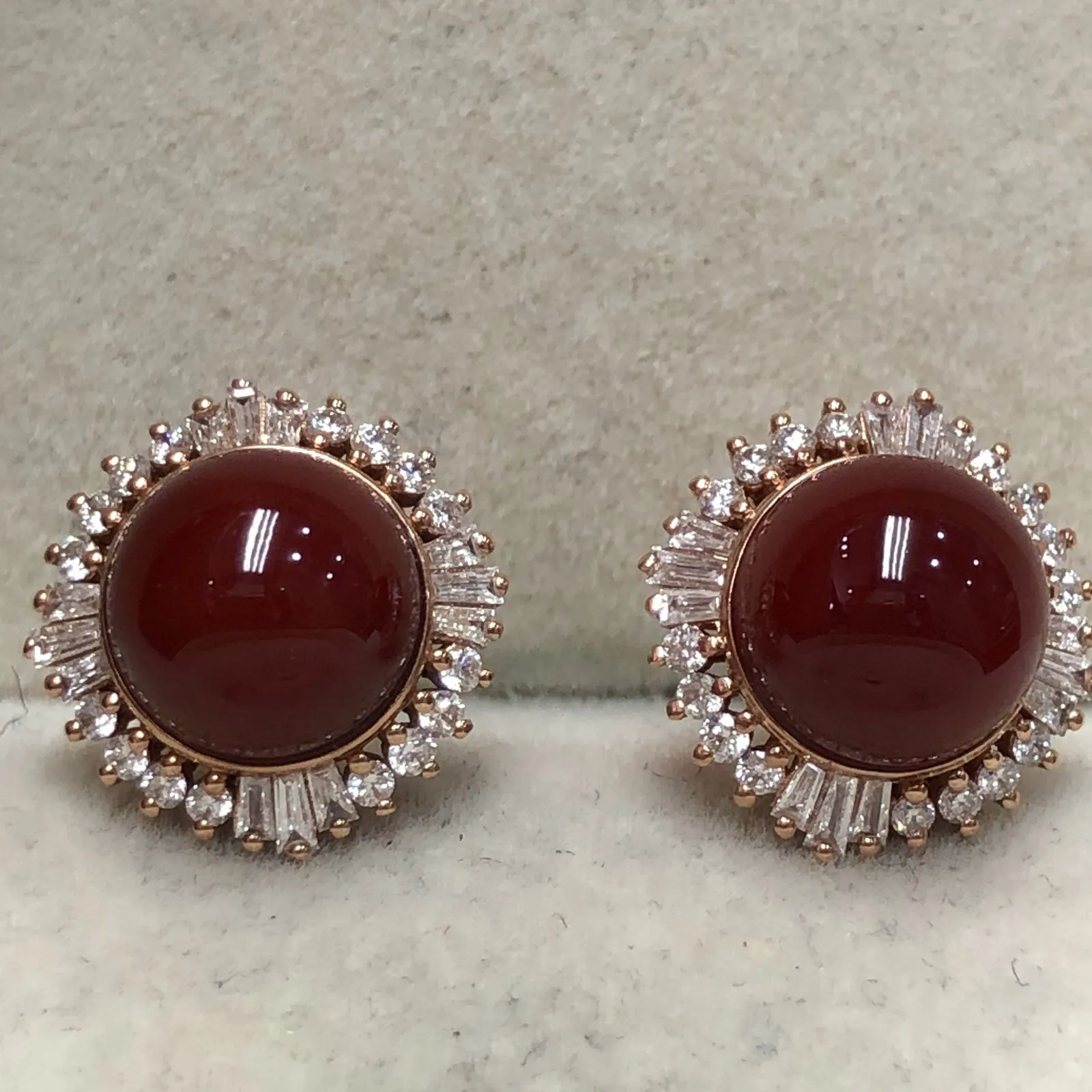 【天然阿卡赤血牛血红珊瑚8.4mm圆珠大钻满钻豪华镶嵌耳钉】日本深海阿卡材料，天然无添加无优化，赤血牛血红色，裸石尺寸为8.4*8.4*8.4mm，整体尺寸13.5*12.6*9.3mm，18k金大钻石满钻豪华镶嵌！重量4.31克。