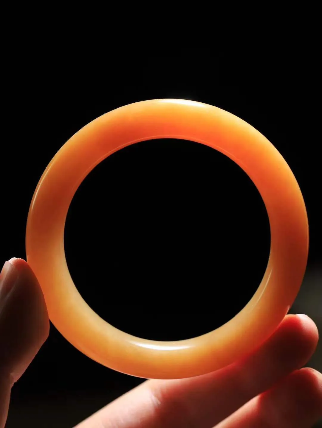 【暖玉生香·手镯】

精品和田玉糖玉手镯，质地油润细腻，色泽高贵典雅，镯型古朴典雅。在诗情画意的雨巷相遇，你是我腕间的一抹风情，有你眸有深情，清风荡漾湖间静水，我愿俯身低眉，在烟波涟漪处，寻你深情倩影。内径53mm尺寸11.2-9.8mm重51.7克  69115851T