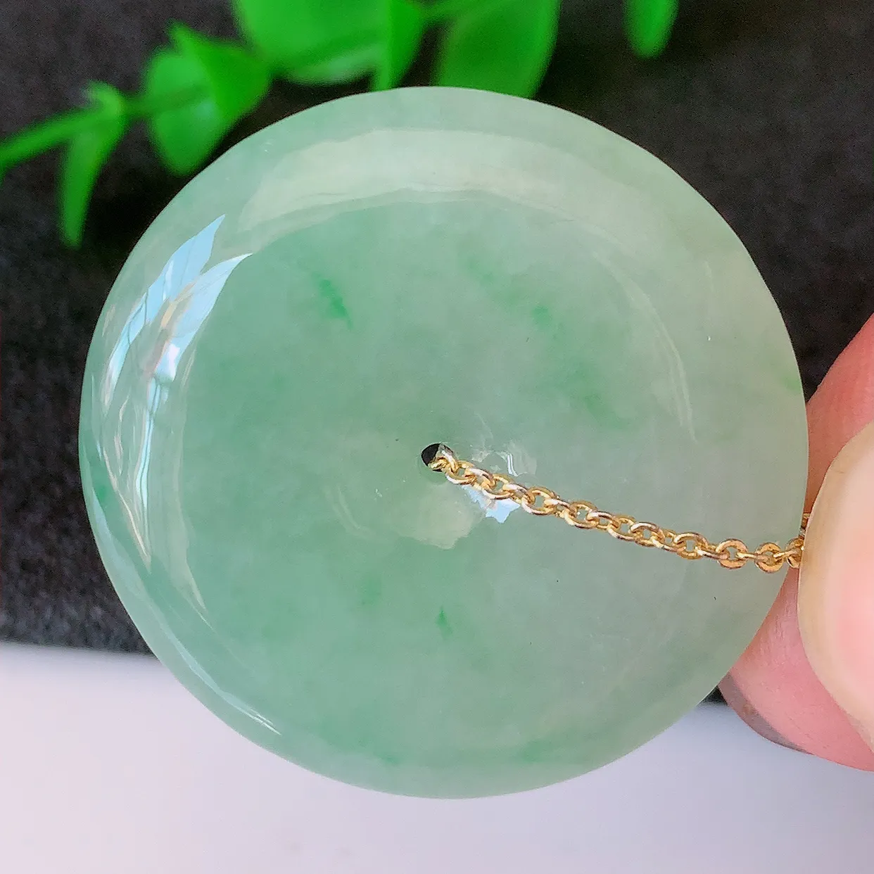 自然光实拍，冰飘绿翡翠平安扣吊坠，冰透，灵动飘逸，寓意平平安安，平安扣佩戴端庄漂亮！#57.7