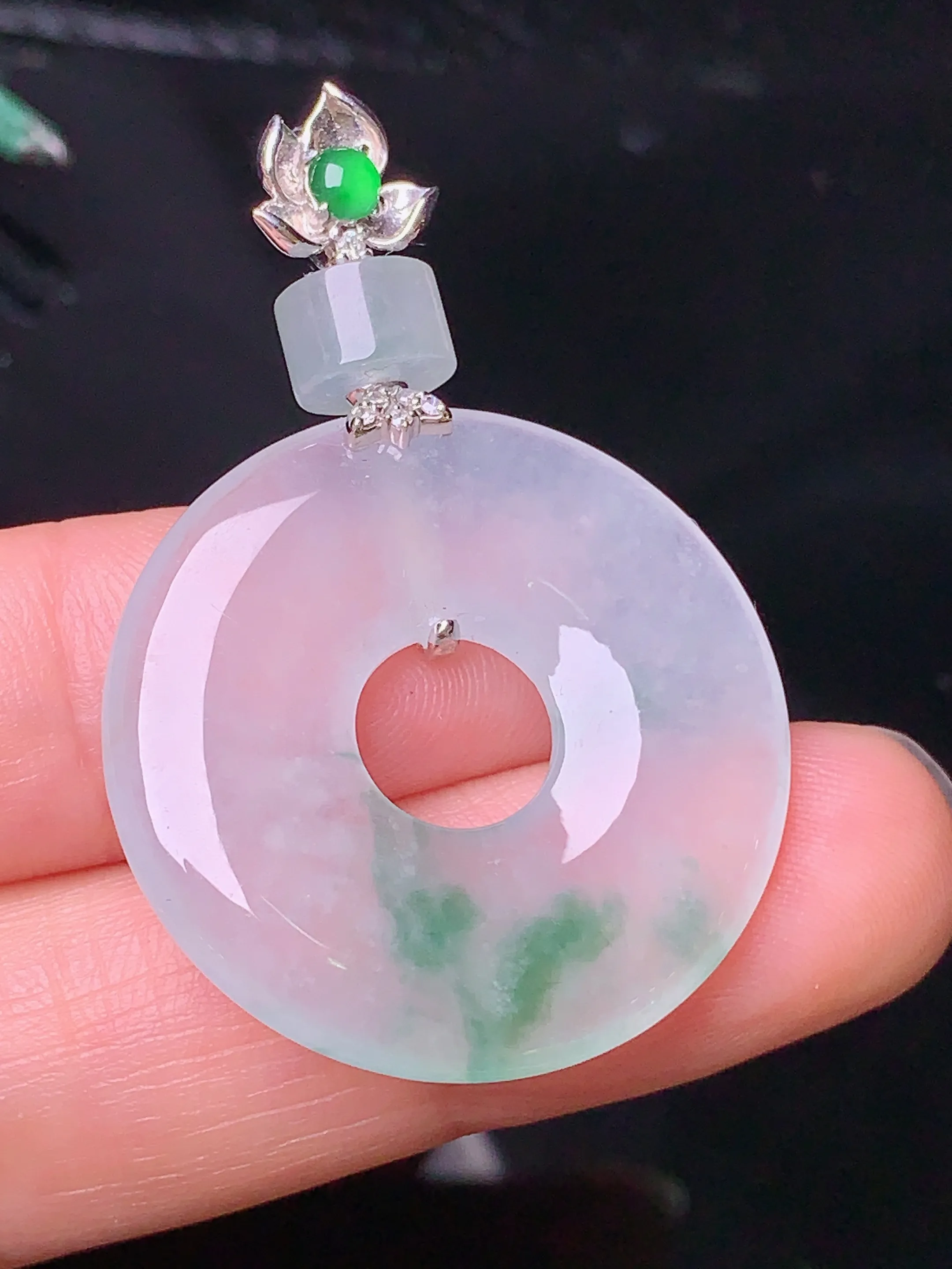 18k金钻镶嵌冰种飘绿平安环吊坠 玉质细腻 色泽清新艳丽 整体尺寸41.3*27.8*4.2
