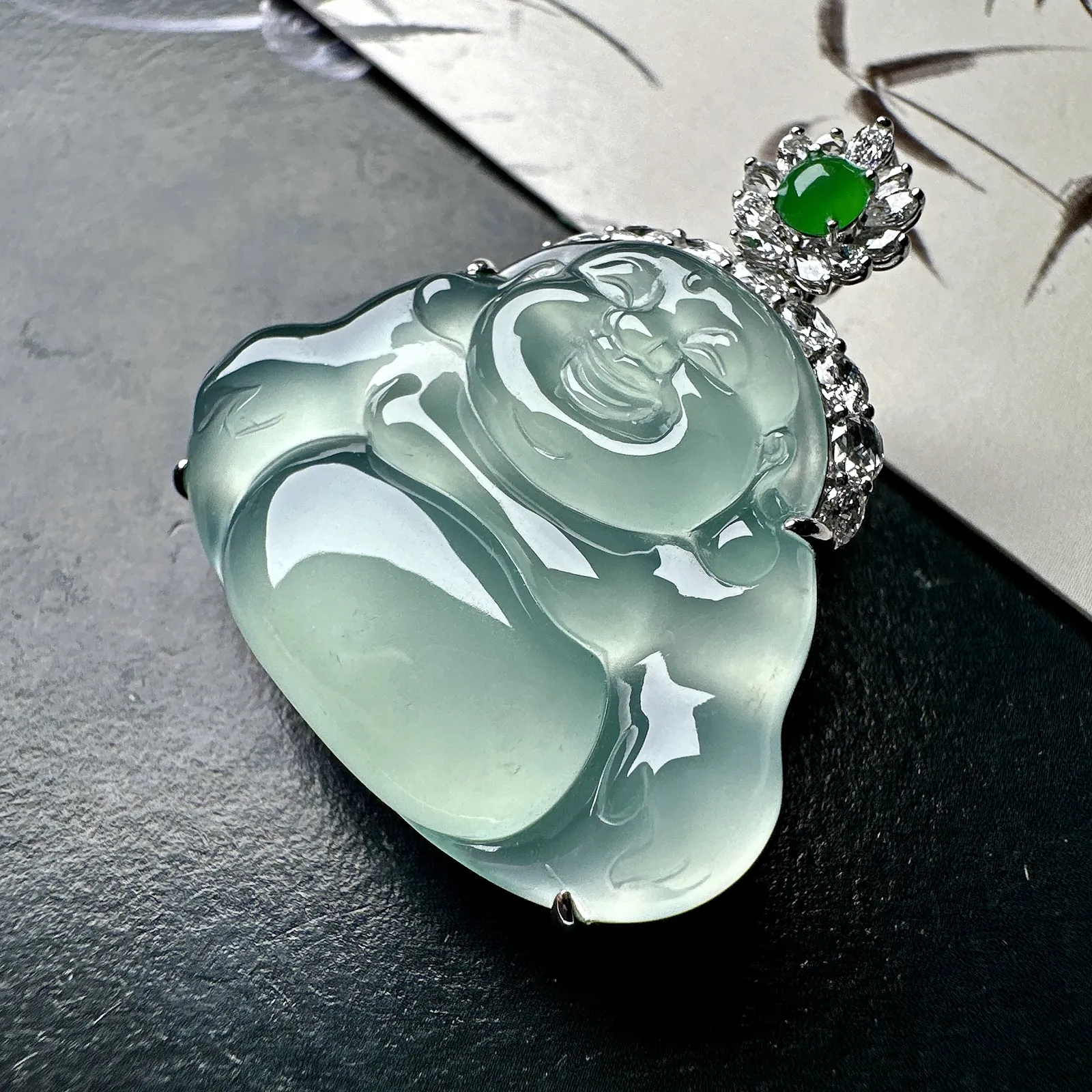 【冰种天空蓝正装观音】冰感动人，通透闪耀，光可鉴人，收藏佳品推荐。18k金钻镶嵌，裸石尺寸26.9*33.7*5毫米