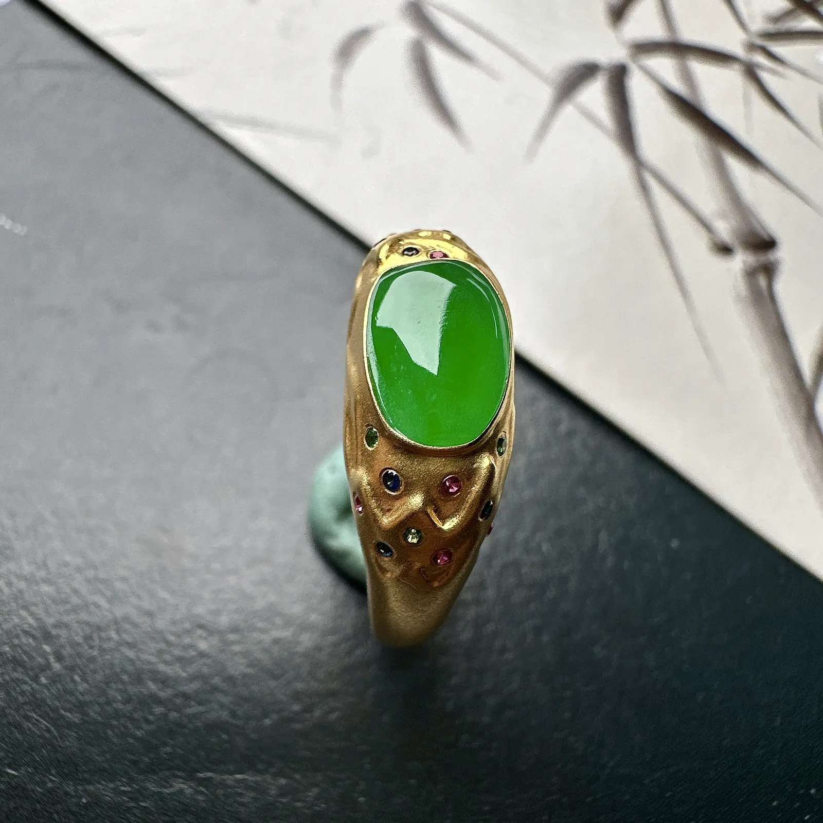 【冰种满绿随形戒指】质地细腻，通透闪亮，光泽耀眼，18k古法金钻镶嵌，裸石尺寸8.6*6.1*2.6毫米