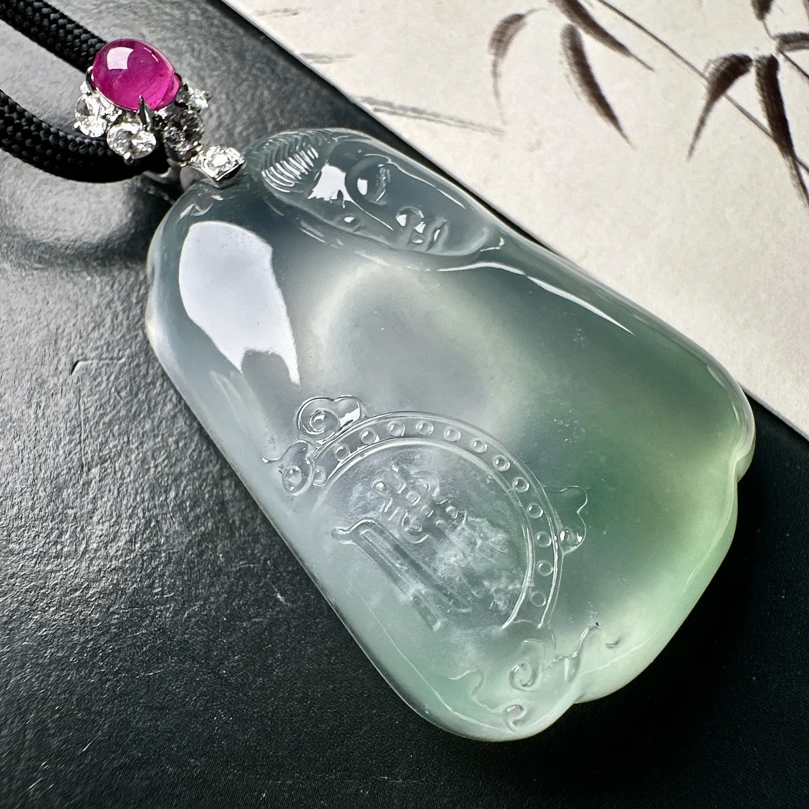 【冰种观音首吊坠】侧面像，料子通透闪亮，质地致密，种老起强胶感，玻璃光泽强烈。人物面部开脸生动，雕刻很精细，表情端庄祥和。料子纯净，18K金钻精美镶嵌，裸石尺寸44.2*31.2*10.7毫米