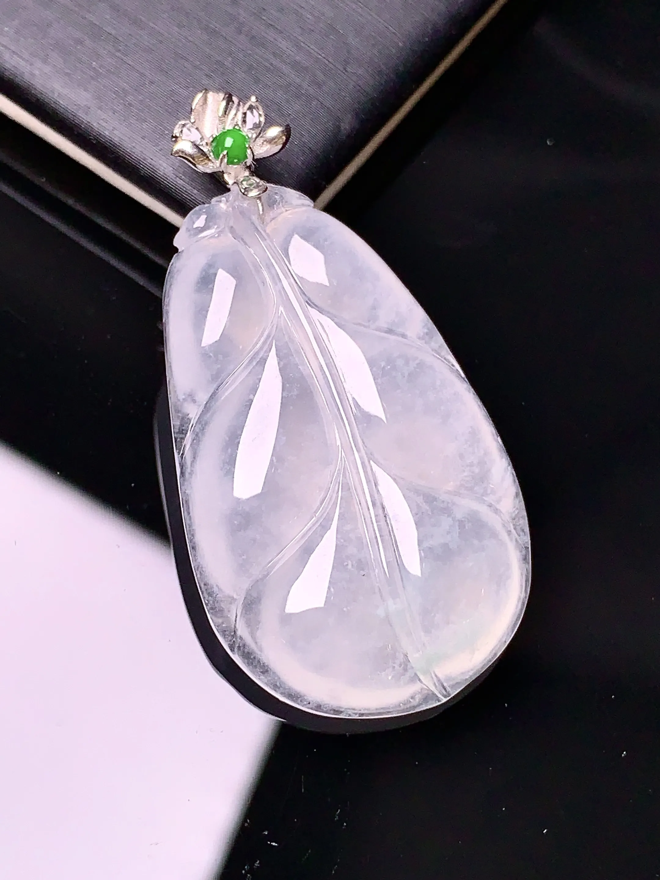 18k金镶嵌冰种树叶吊坠 玉质细腻 色泽清新艳丽 整体尺寸41.8*21.6*6