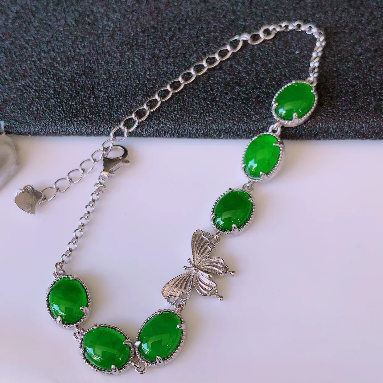 冰透满绿翡翠925银镶嵌手链，自然光实拍，翠色灵动，颜色漂亮，种老水足，品相佳，佩戴佳品！#97.7整体9*7.2*4裸石8-6.5