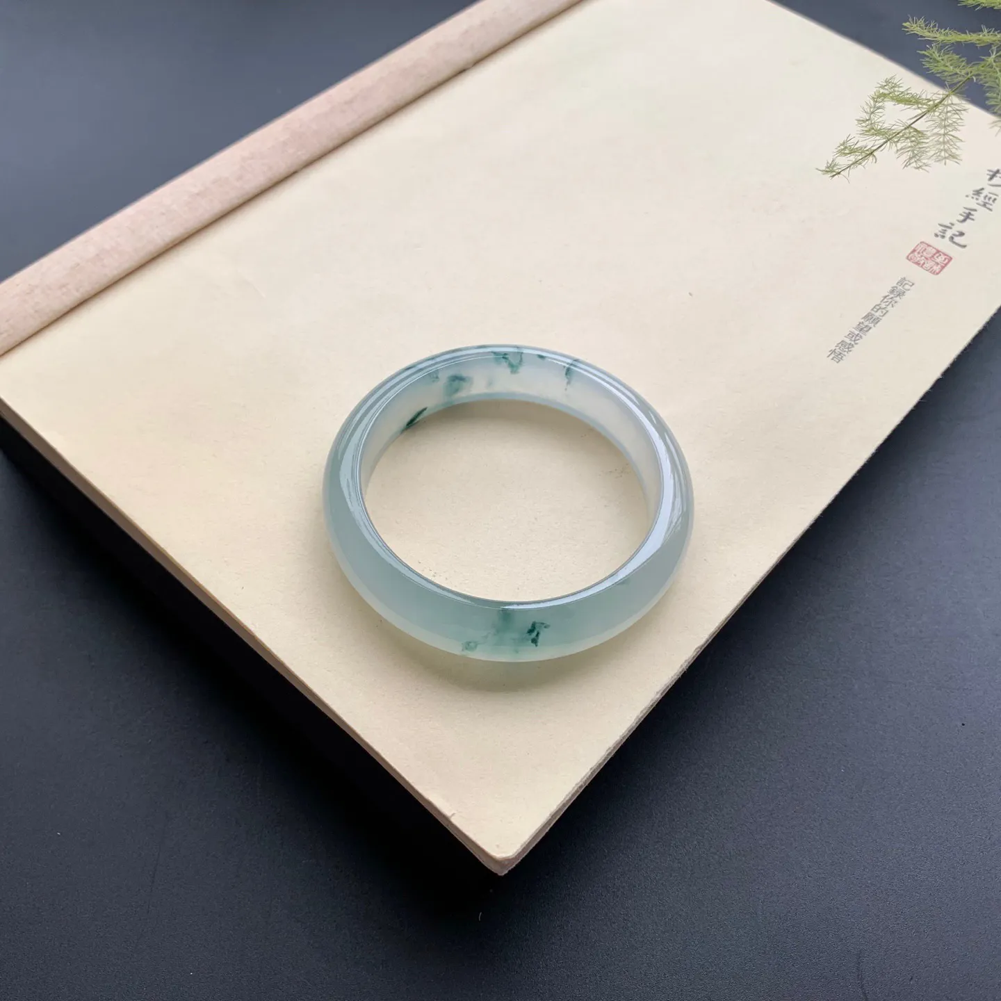 58.8圈口冰种飘花正圈手镯 尺寸：58.8-13.8-8，无纹裂，冰透水润，优雅迷人