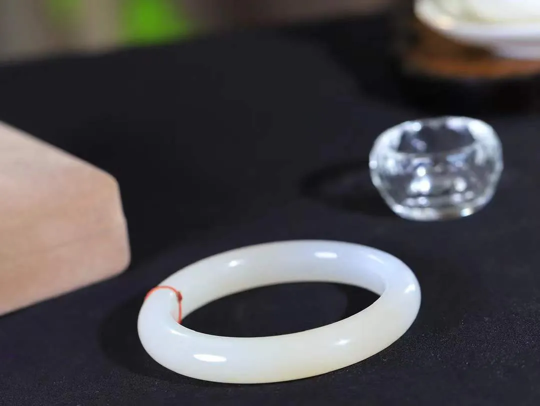 （一见倾心.手镯）

精品️和田玉糖白玉手镯，玉质温润细腻 油性十足 手感舒适，高华雅逸，线条流畅，简约大气，美自天成，素雅高贵。佩戴于腕间，婉约之美，举手投足间透出那低调奢华。重59克  尺寸58-11.6-9.9mm FDA79110826