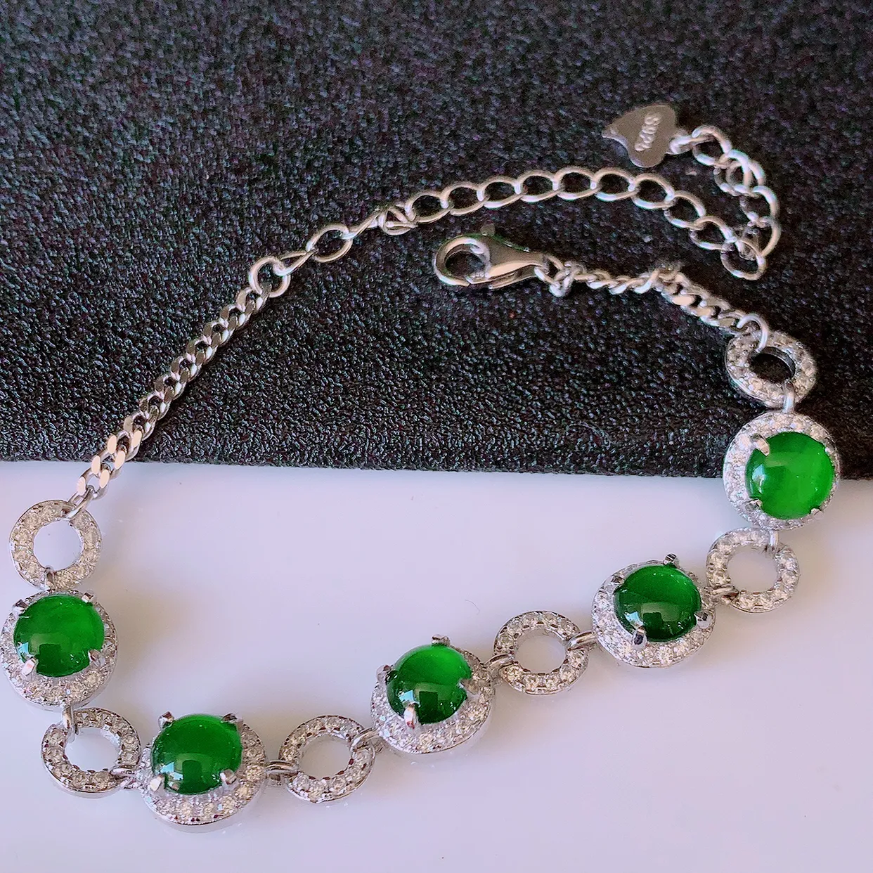 冰透满绿翡翠925银镶嵌手链，自然光实拍，翠色灵动，颜色漂亮，种老水足，品相佳，佩戴佳品！#97.7整体7.5*7.5*5裸石5*5