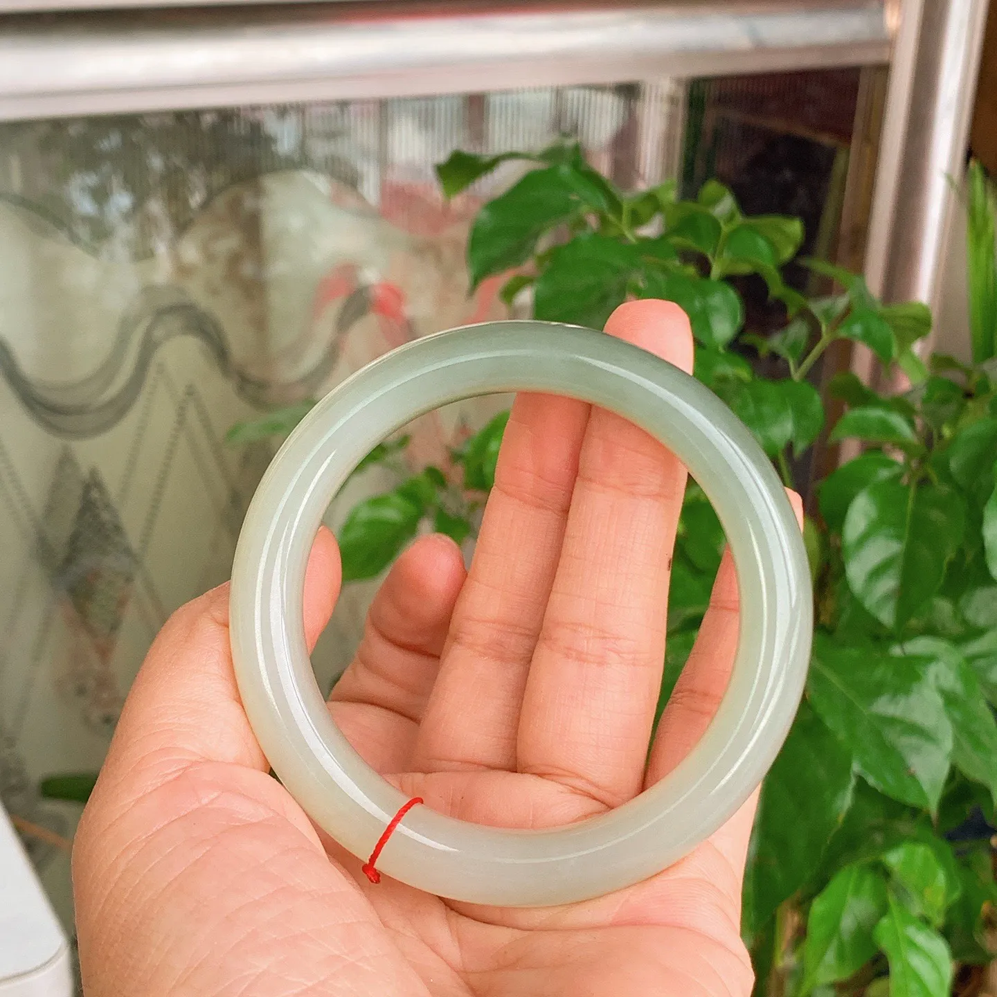 58圈口 和田玉青海翠翠青手镯   58圈口条宽12厚10重58克，玉质细腻油润 底色纯净 脂粉好。结构好。品质好！lt251107