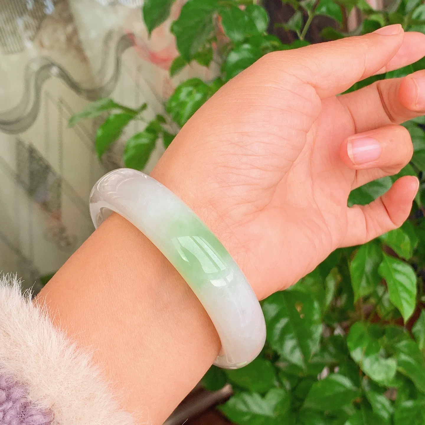 58圈口 和田玉青海翠翠青手镯   58圈口条宽16厚11重87.5克，玉质细腻油润 底色纯净 脂粉好。结构好。品质好！lt251107