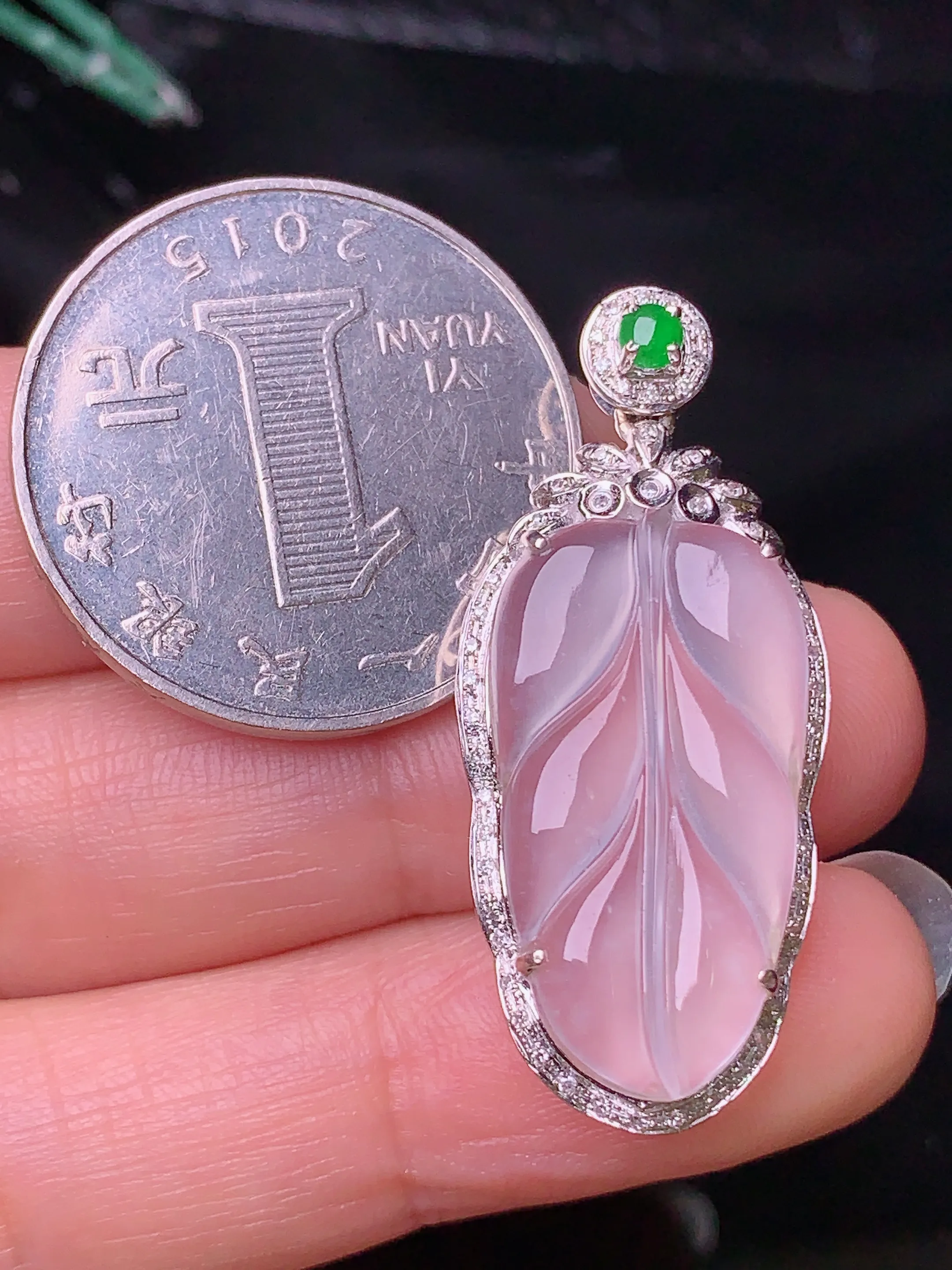 18k金钻镶嵌冰种树叶吊坠 玉质细腻 色泽清新艳丽 整体尺寸35.5*15.6*7.7