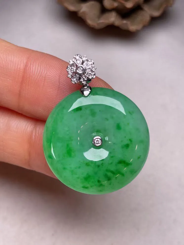 冰糯种辣色平安扣吊坠、真金真钻镶嵌，种水好，玉质细腻 .裸石尺寸 23.2