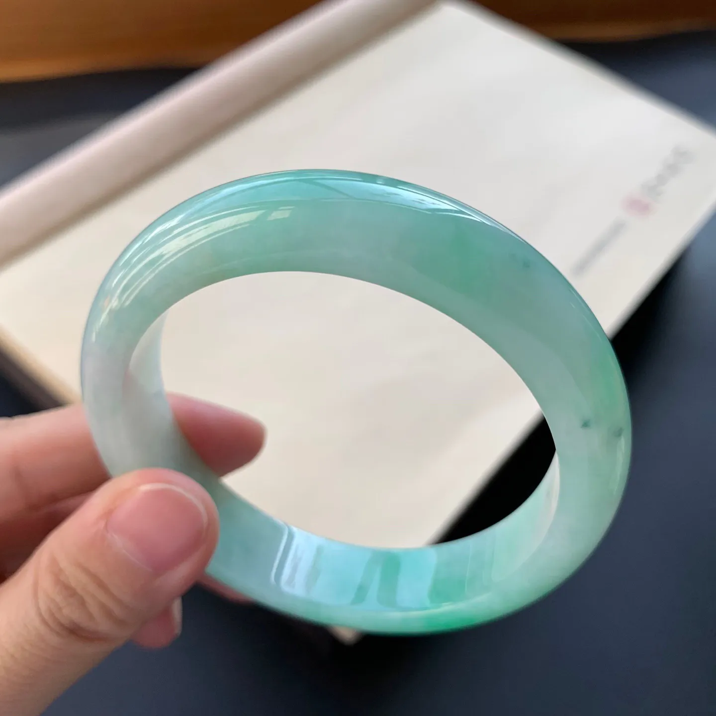 56.5圈口飘绿正圈手镯 尺寸：56.5-13.2-8.2，无纹裂，细腻光滑，色泽靓丽