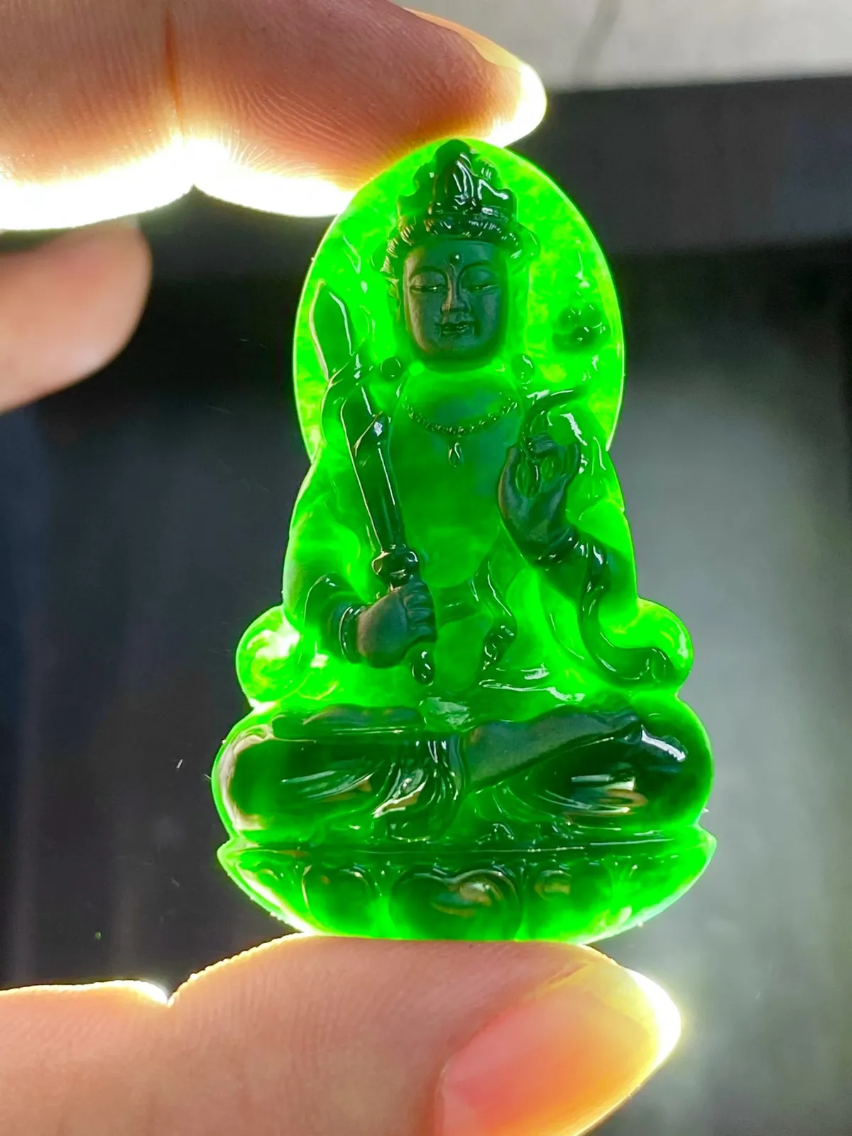 墨翠【虚空藏菩萨】细腻干净，黑度好、性价比高，雕工精湛，打灯透绿‘