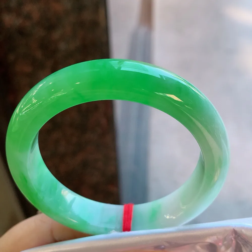 正圈一大节阳绿 无瑕 尺寸:53.3/12.2/8.7 色阳