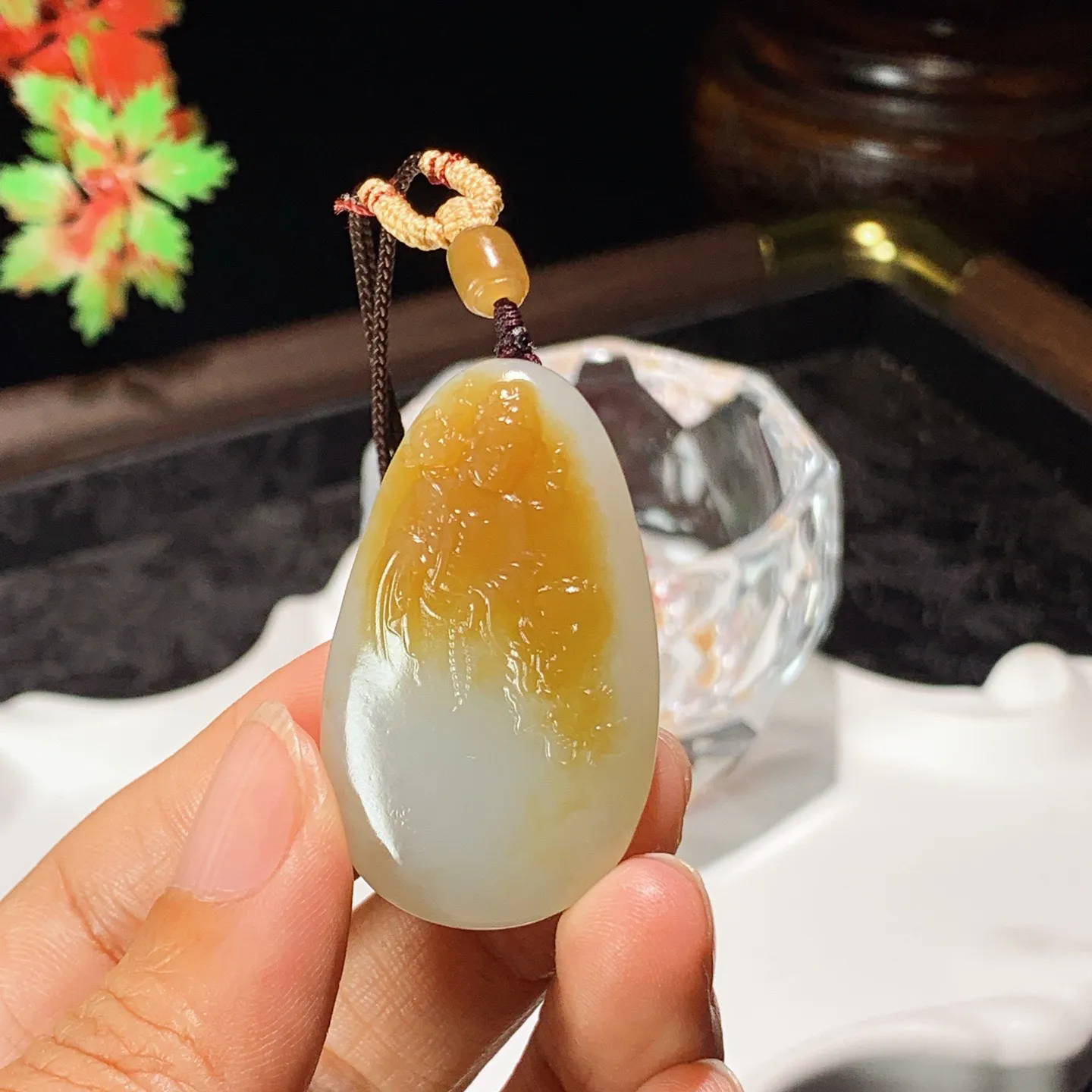 新疆且末糖观音挂件。尺寸42/25/10重18克。玉质细腻油润。手推出油。佩戴高端典雅。lt251107