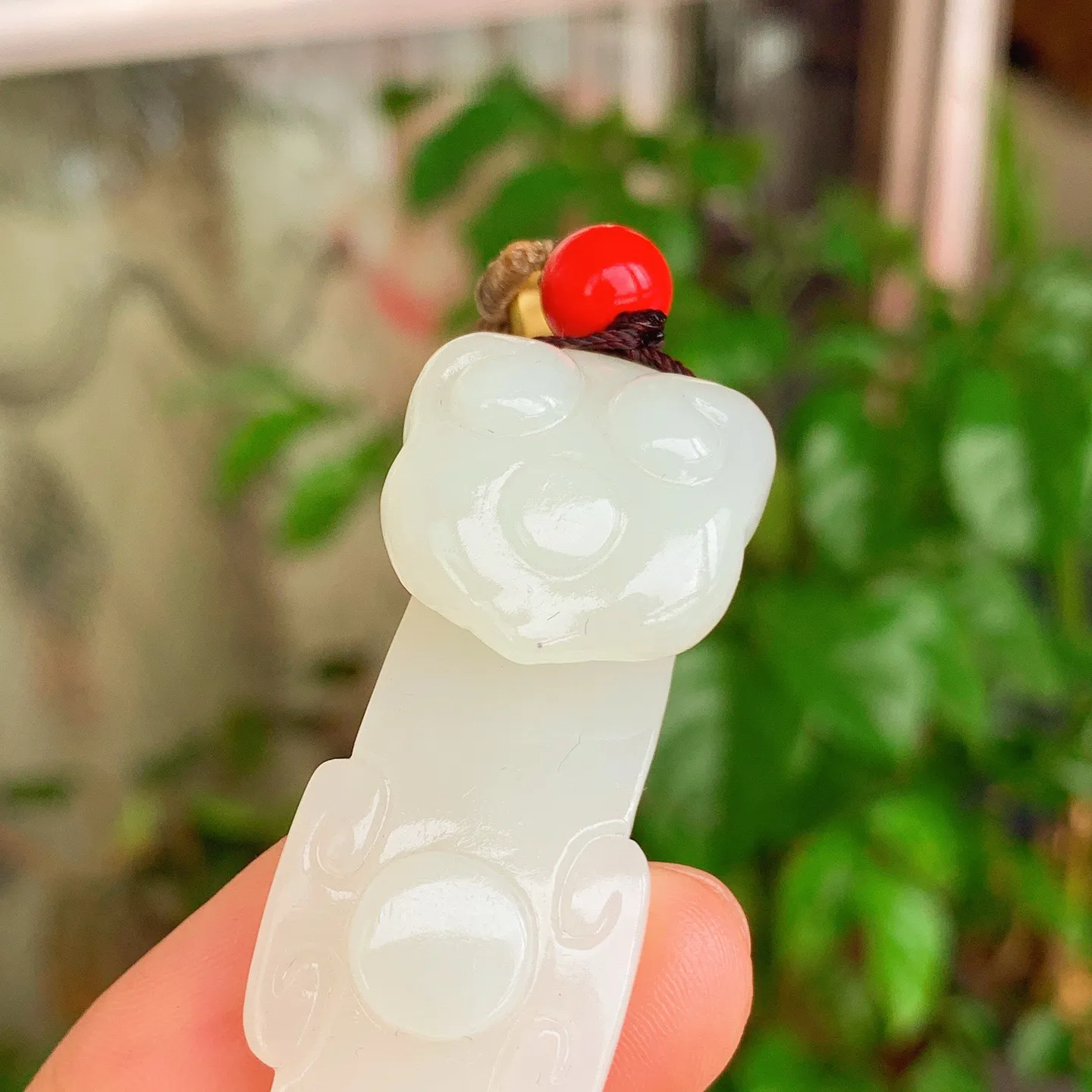 和田玉白玉如意挂件。尺寸67/21/18重31.5克。玉质细腻油润。手推出油。佩戴高端典雅。lt251107