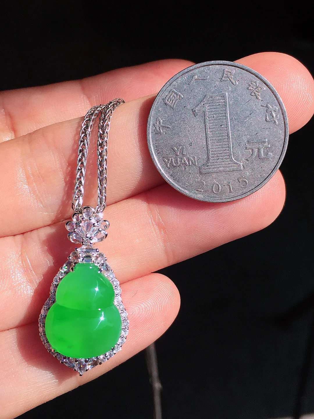 阳绿葫芦吊坠，色泽均匀艳丽，玉质细腻，荧光感超
强，饱满圆润，尽显优雅气质，18k
金豪华镶嵌