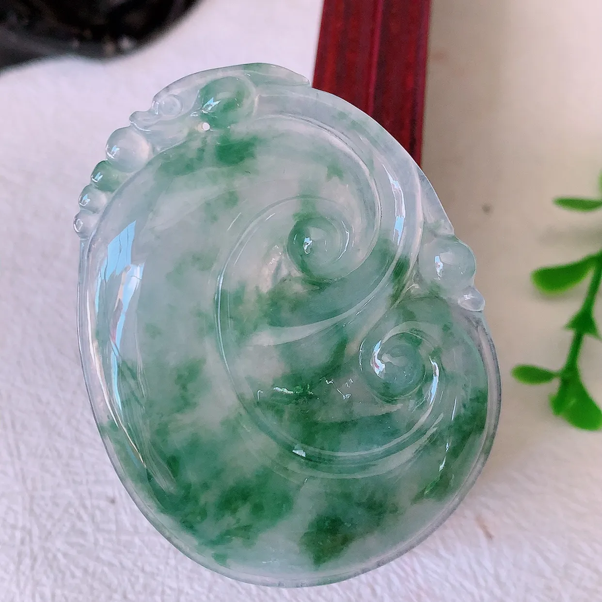 自然光实拍，冰种飘花翡翠如意吊坠，翡翠如意，上身效果非常美，饱满大气，工艺美，万事如意，如意一生 #46.7