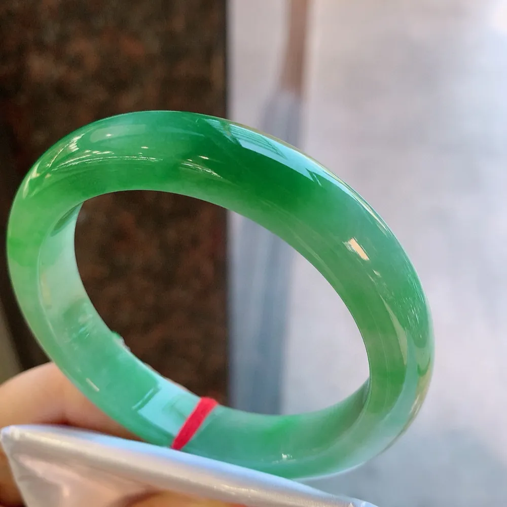 正圈一大节辣绿 无瑕 尺寸:58.1/12.1/9.1 色辣