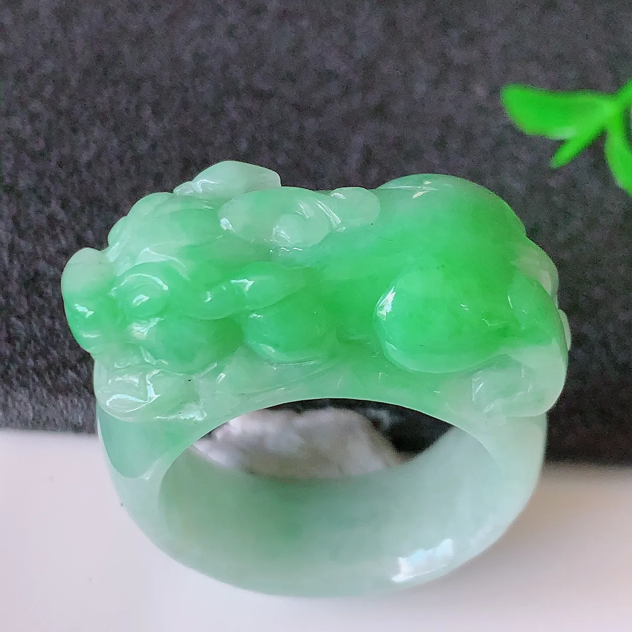 自然光实拍，貔貅扳指，20.2mm内径飘绿翡翠扳指，冰润指环，玉扳指，戒指，财源滚滚，玉质细腻起胶，24圈口，种水好！#1.7尺寸33*20.2*11.8*8.8