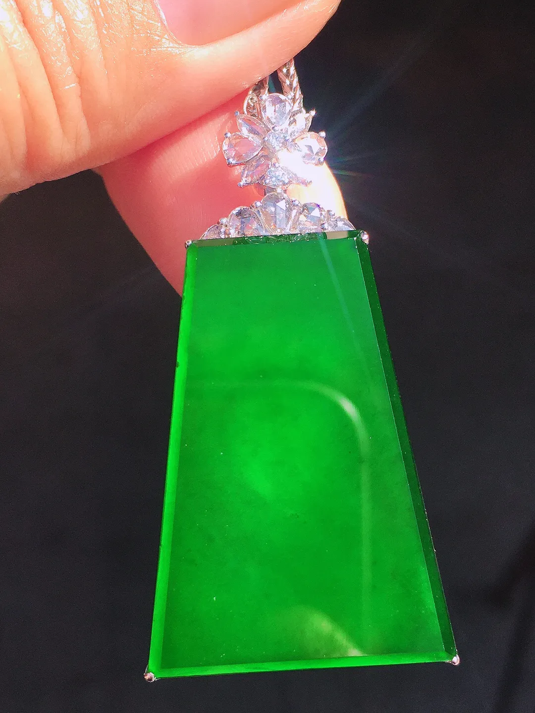 辣绿无事牌吊坠，色泽均匀浓郁，玉质细腻，荧光感超
强，饱满圆润，尽显优雅气质，18k
金豪华镶嵌