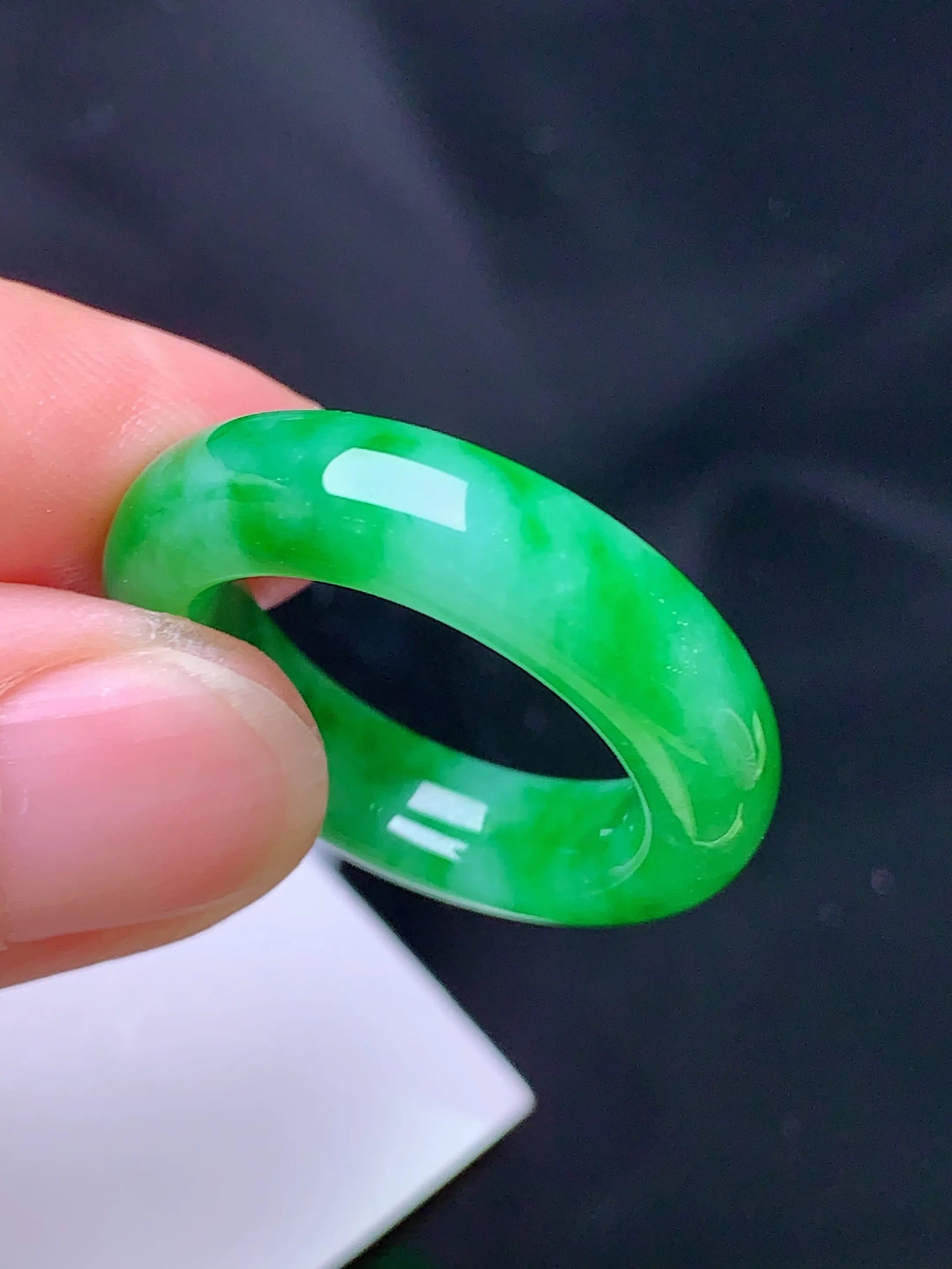 翠绿指环 玉质细腻 色泽清新艳丽 圈口16 整体尺寸26.3*5.6*4.8