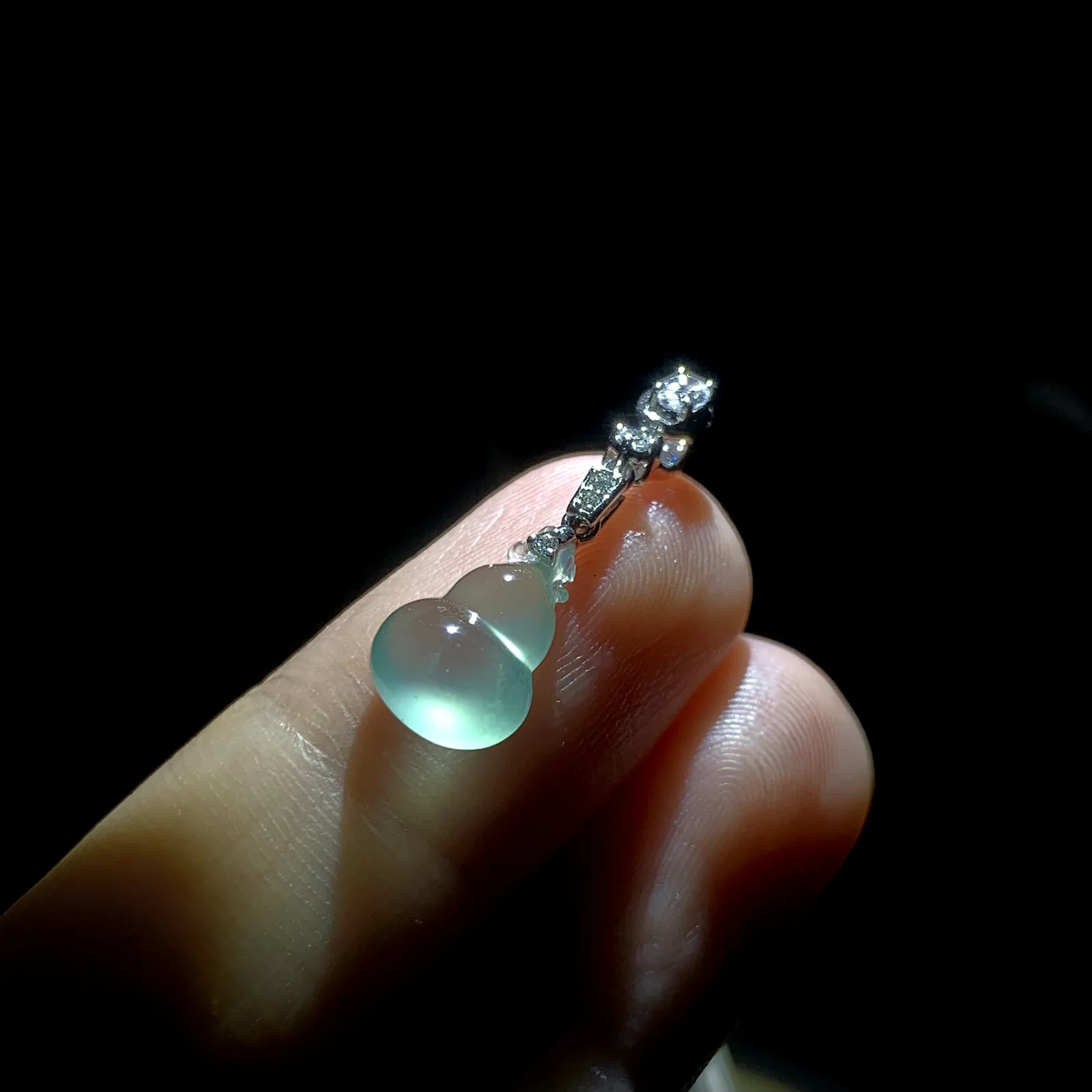 高品质葫芦吊坠，裸石约12.8-8.5-4.8mm，
18K金，南非钻，