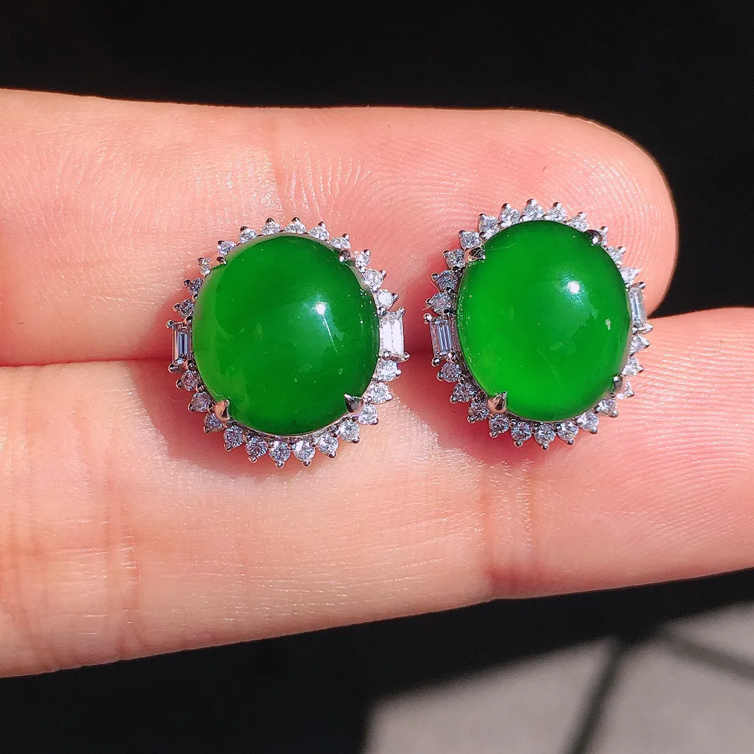 满绿蛋面耳钉，色泽均匀浓郁，玉质细腻，荧光感超
强，饱满圆润，尽显优雅气质，18k
金豪华镶嵌