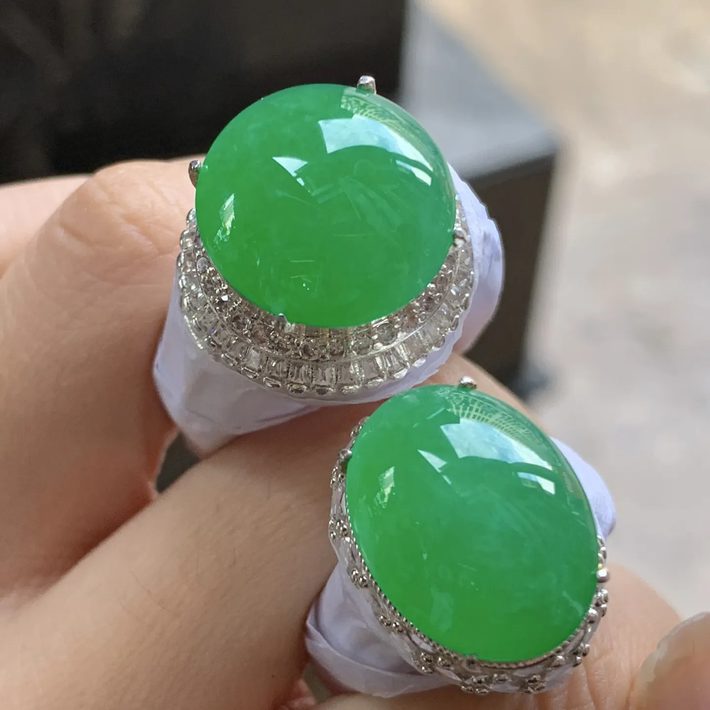 阳绿色戒面一对^_^颜色鲜艳 起光 玉质温润 铜拖