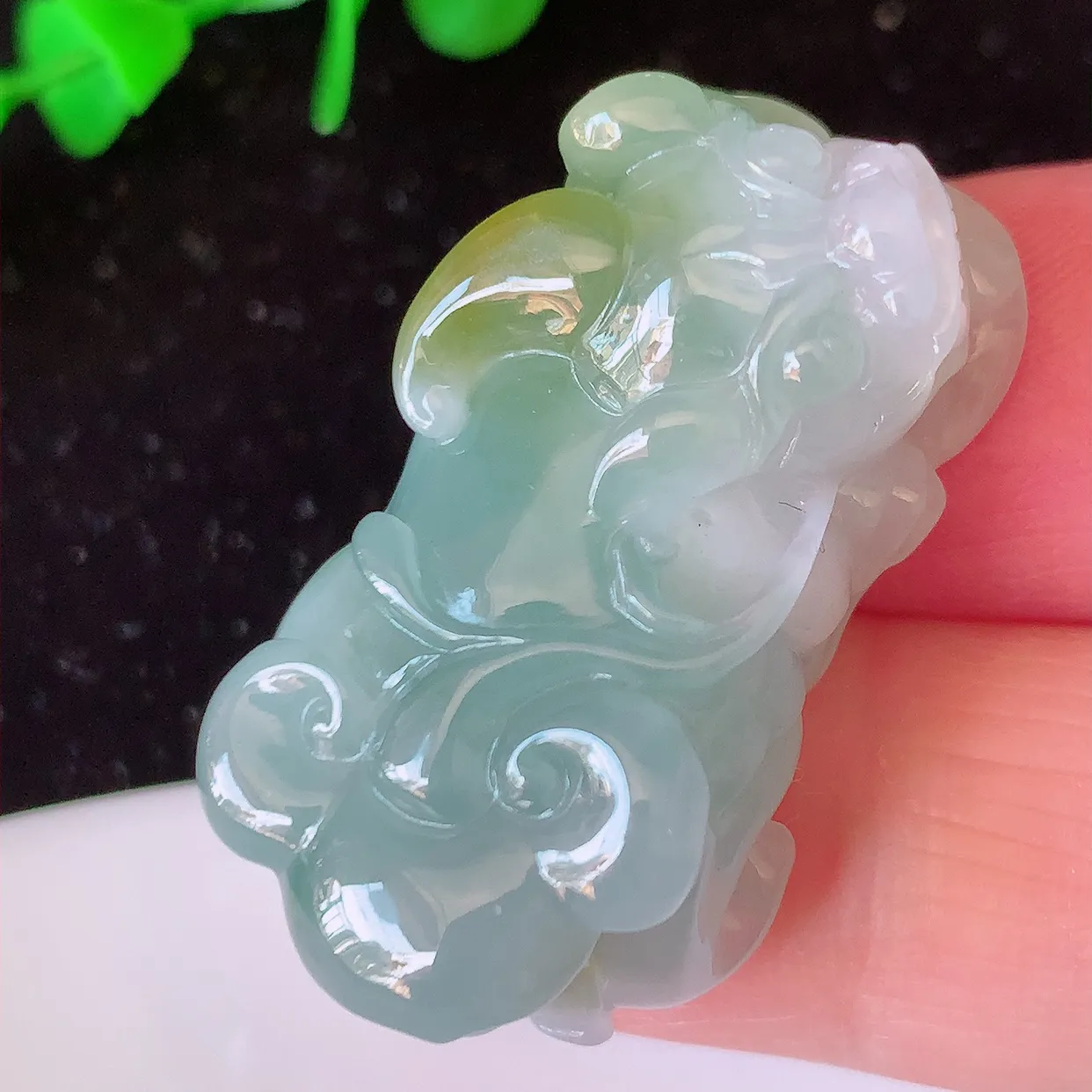 自然光实拍，冰双彩翡翠招财貔貅吊坠，民间有“一摸貔貅运程旺盛，再摸貔貅财运滚滚，三摸貔貅平步青云 ”的美好祝愿。#81.7